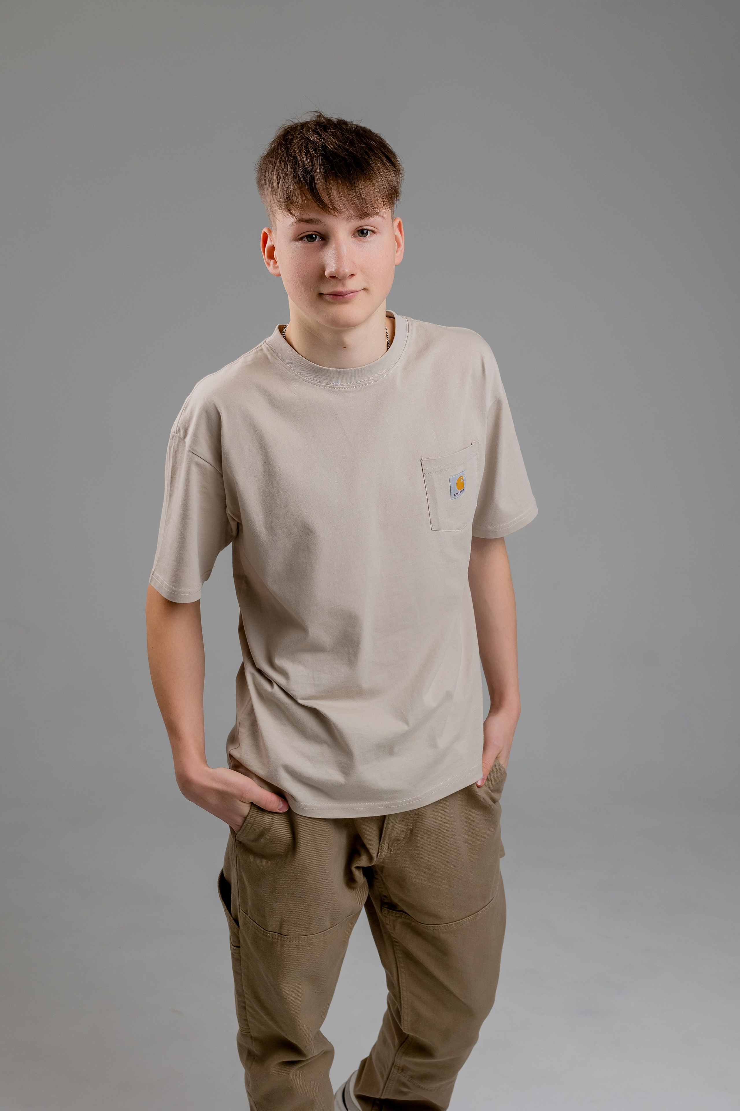 фото молодого человека на белом фоне