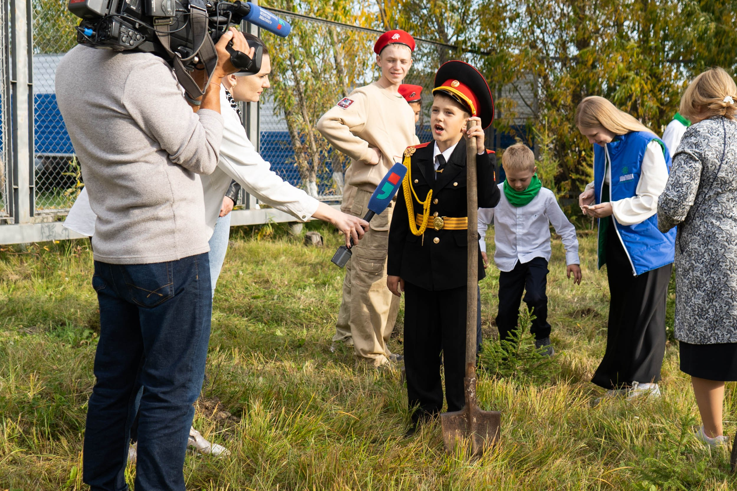Высадка деревьев у школы. Фотограф Екатерина Зорина