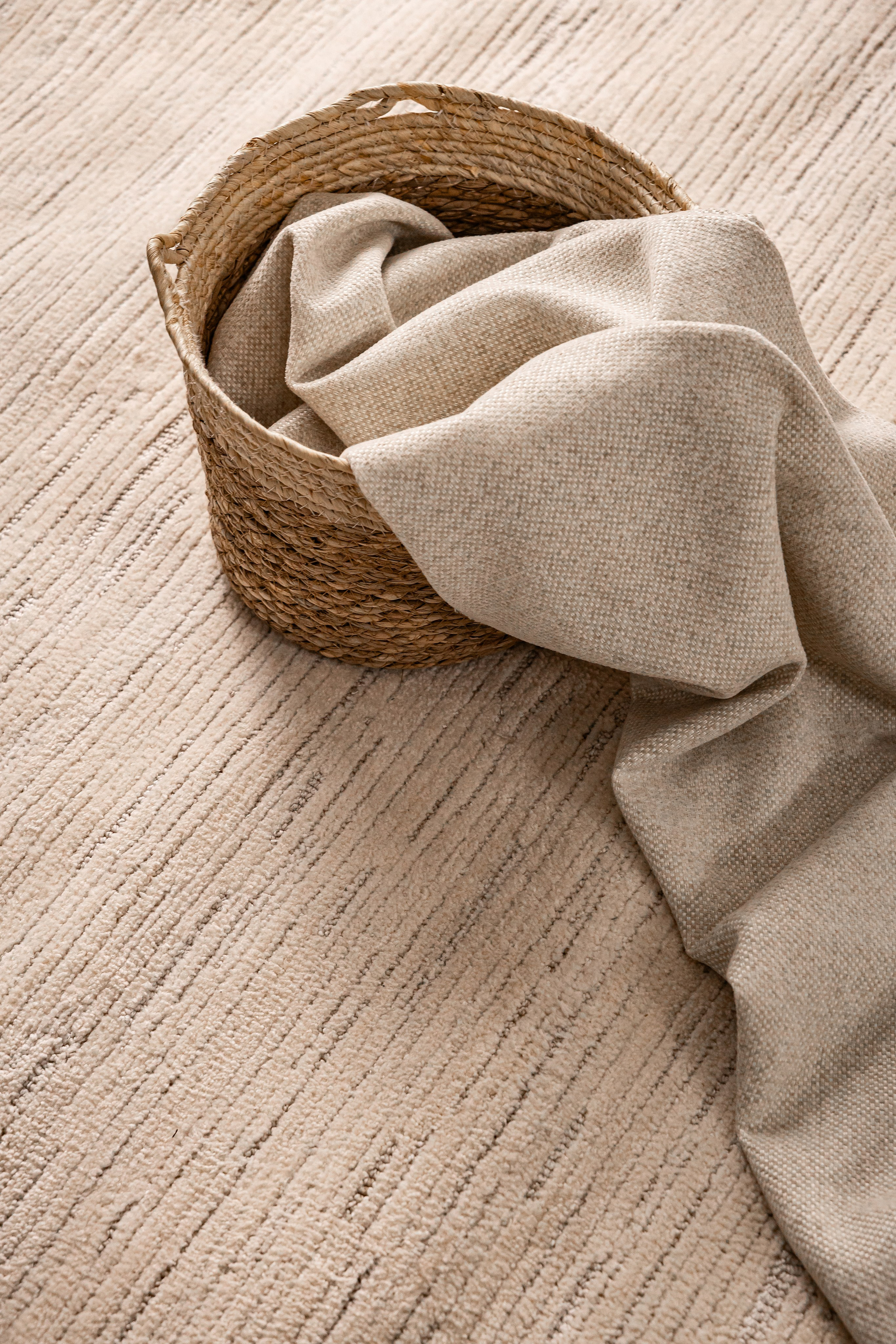 Ковры Decaro Rugs. L. Deco интерьерный салон. Краски/обои/лепной декор