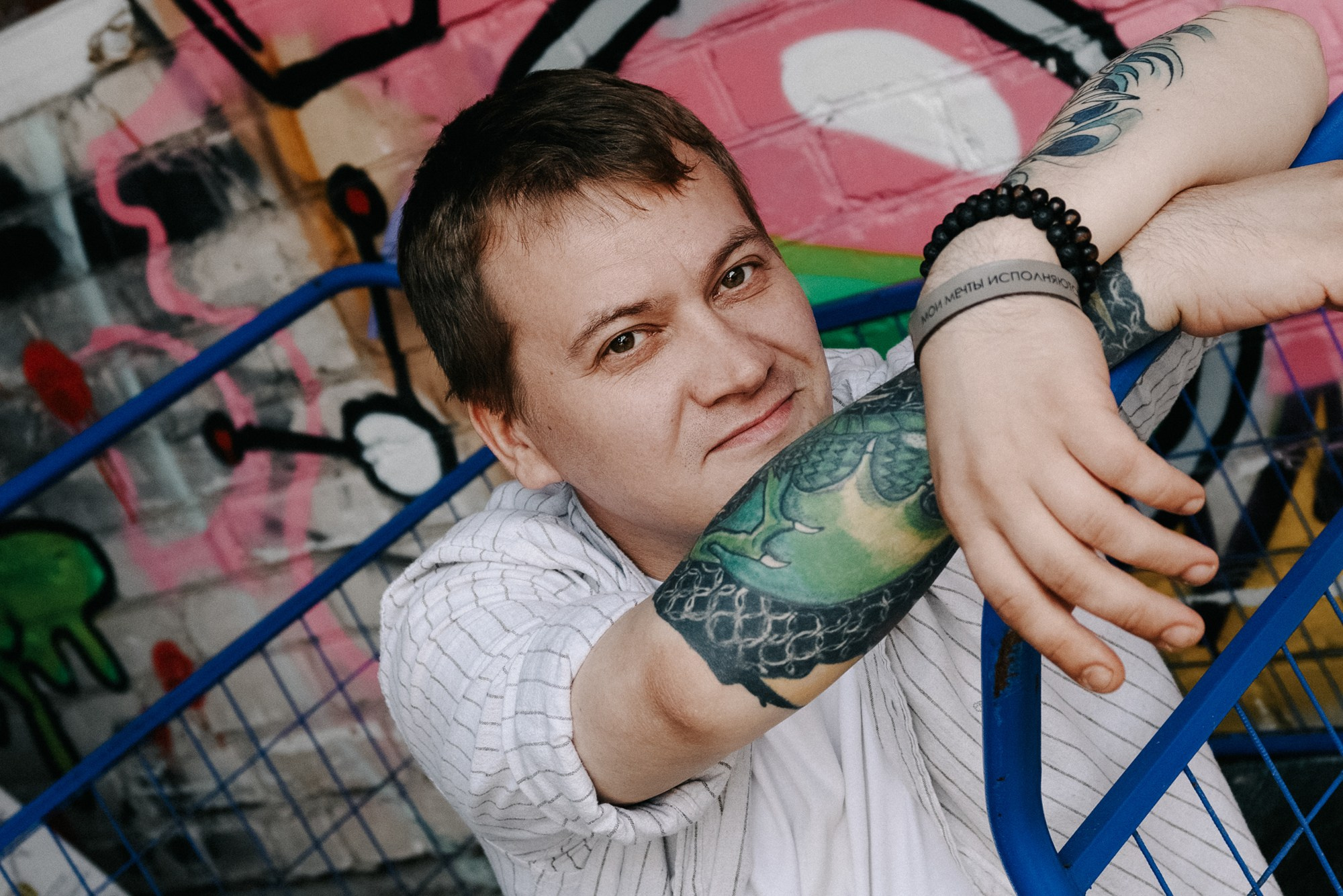 Уличная мужская летняя фотосессия в центре Тюмени. Портретный фотограф Тюмень Дарья Мустафина