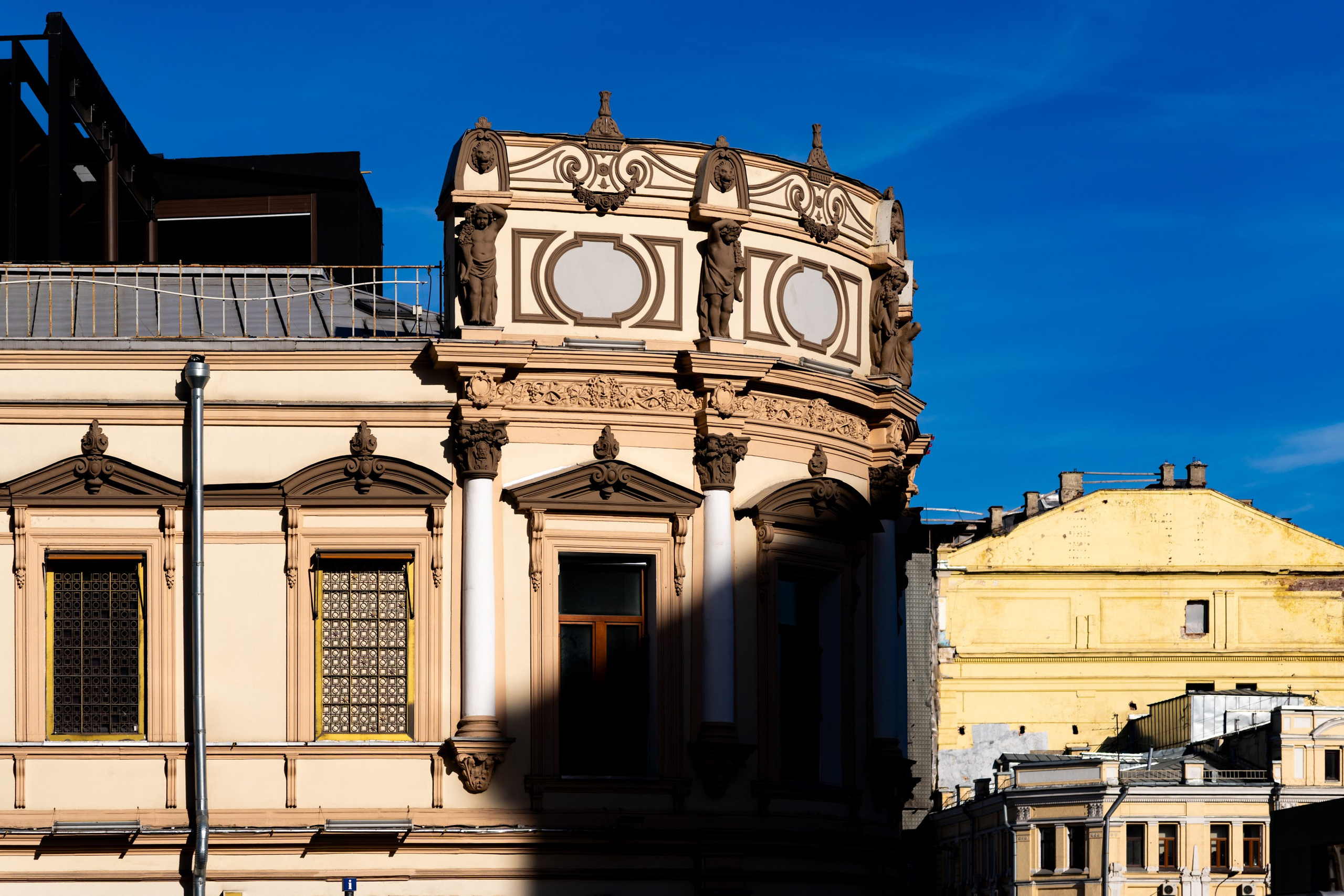Свет и тень в городе. Фотограф в Москве. Шахабудин