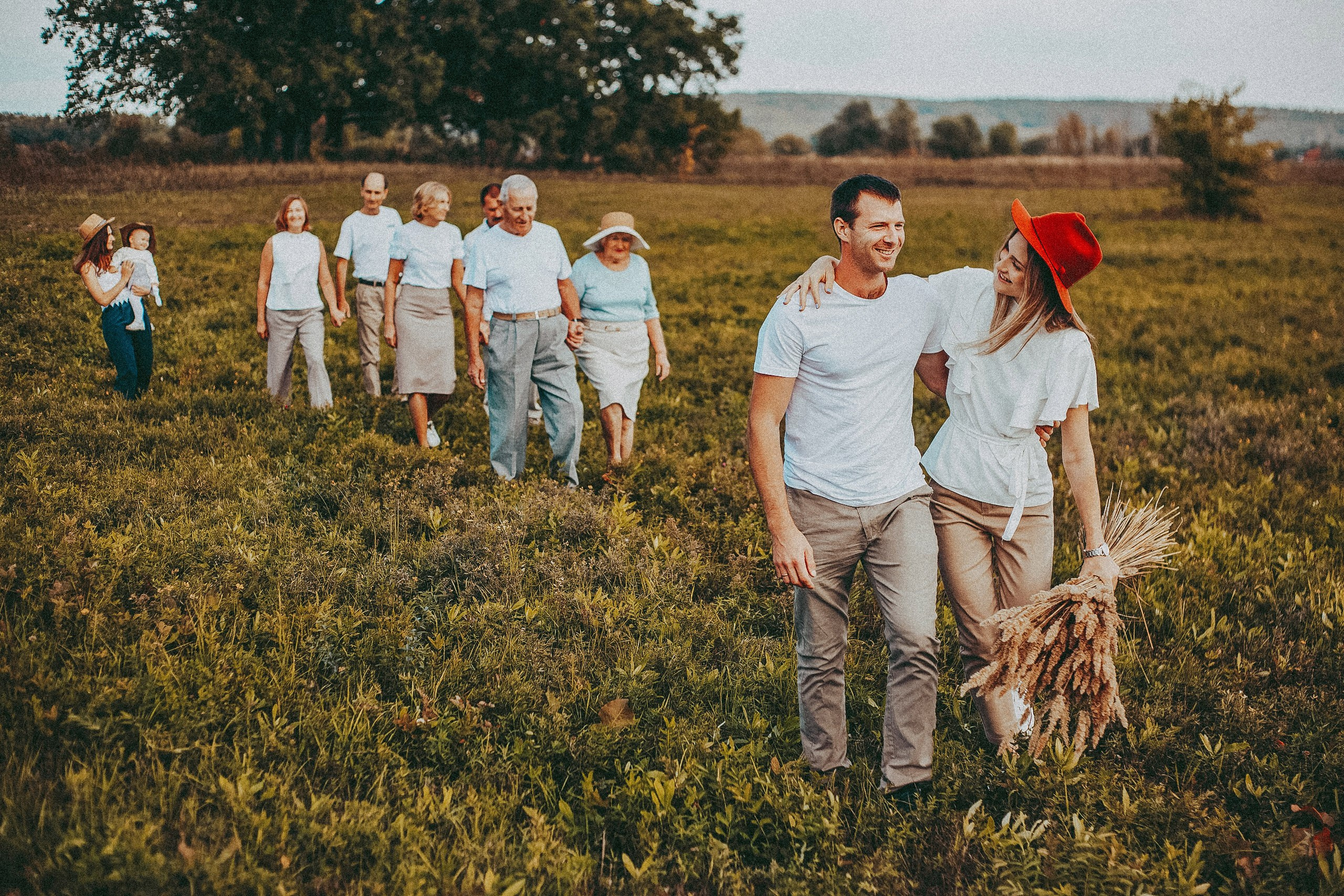 Семейные фотографии на природе: улыбки, объятия и теплая атмосфера