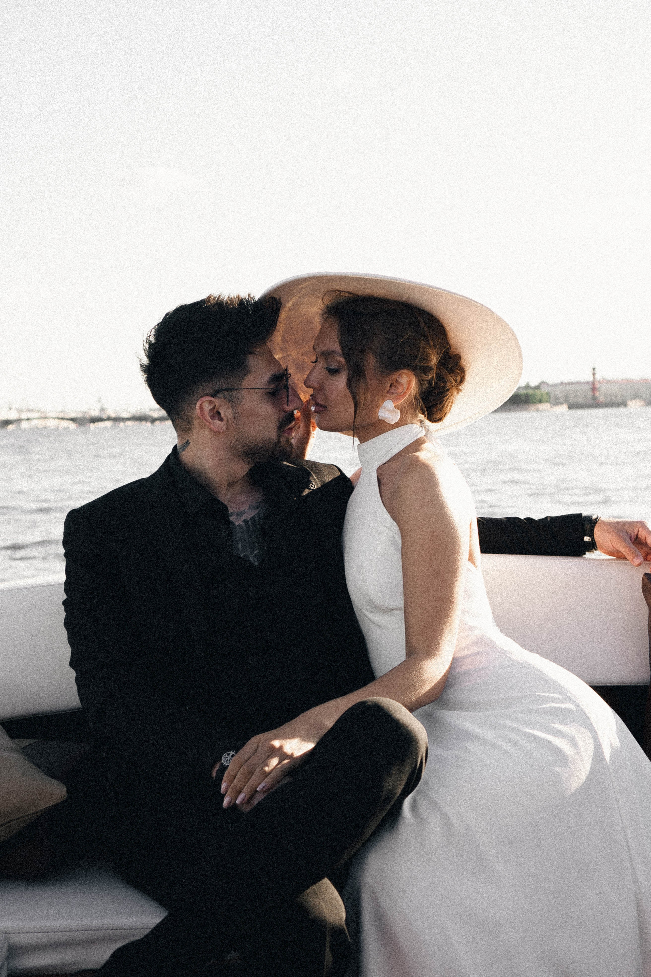 СВАДЕНБНАЯ СЬЕМКА НА КАТЕРЕ ПО КАНАЛАМ САНКТ-ПЕТЕРБУРГА И В АКВАТОРИИ НЕВЫ. Профессиональный фотограф, Санкт-Петербург — Виктория Богомолова