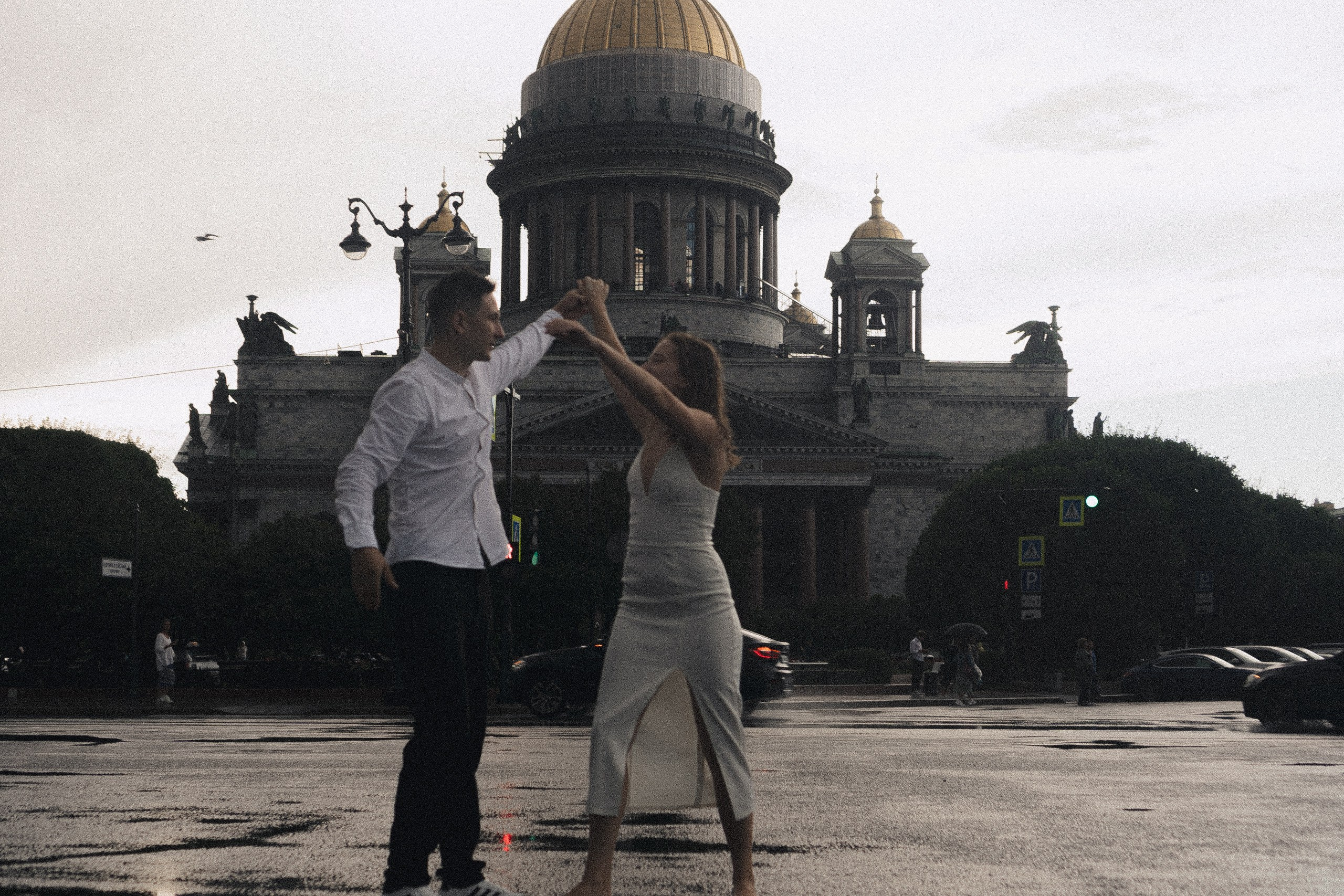 СВАДЕБНАЯ ФОТОСЕСИСИЯ В МЕТРО И ВОЗЛЕ ИСАКИЕВСКОГО СОБОРА В ДОЖДЬ. Профессиональный фотограф, Санкт-Петербург — Виктория Богомолова