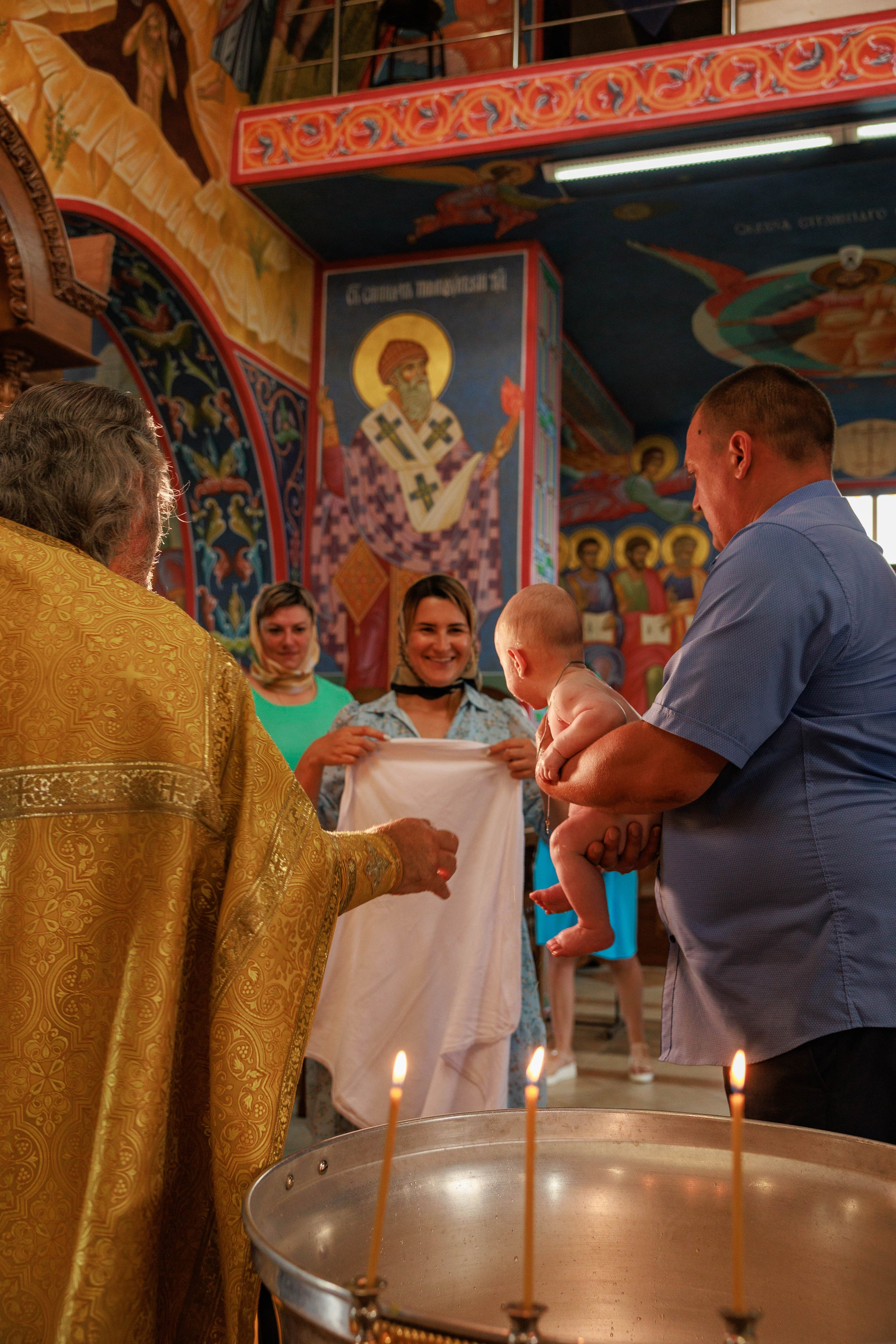 Малыш во время крещения