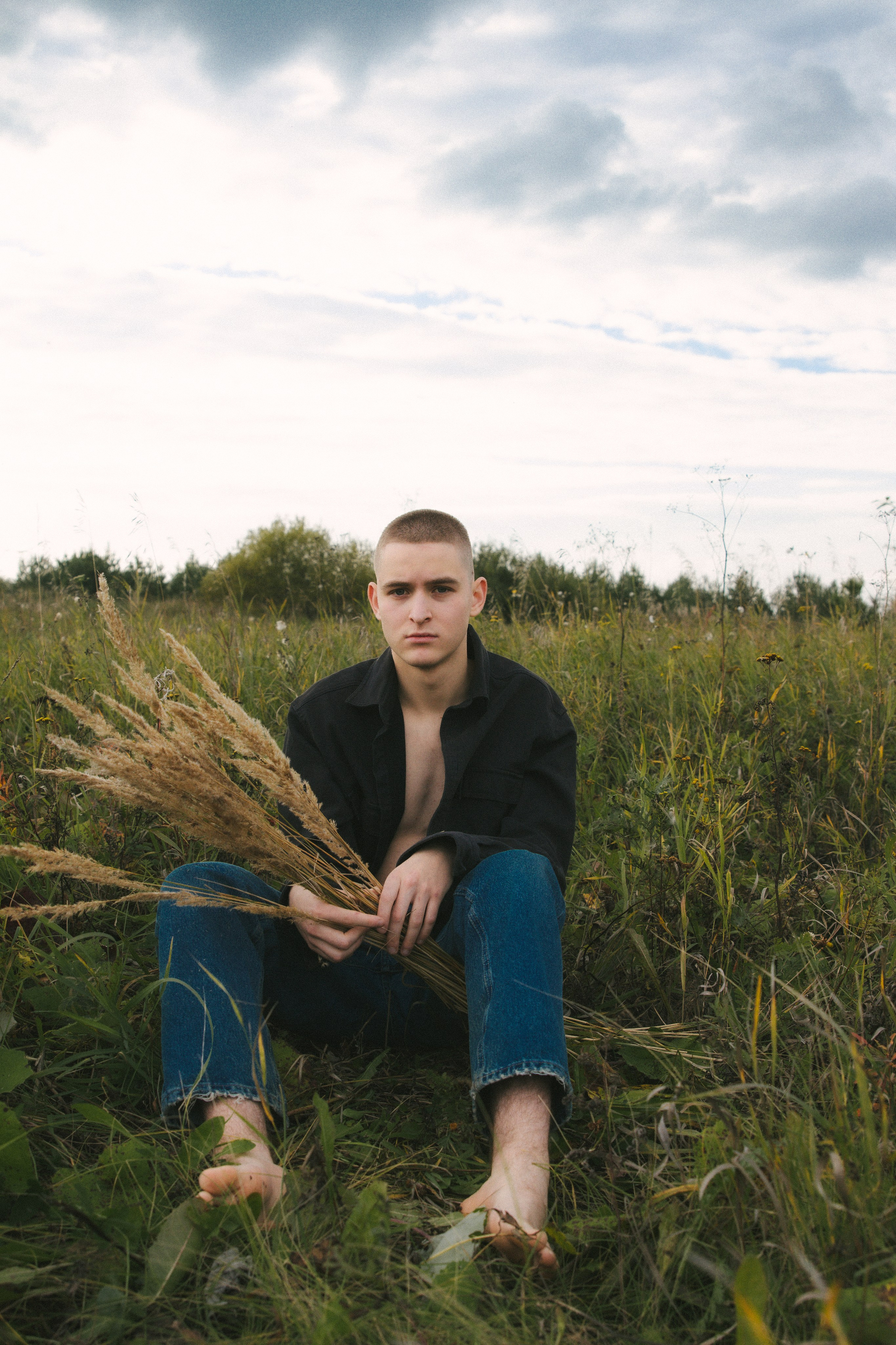 Никита в поле. Фотограф Настя Булочка Екатеринубрг
