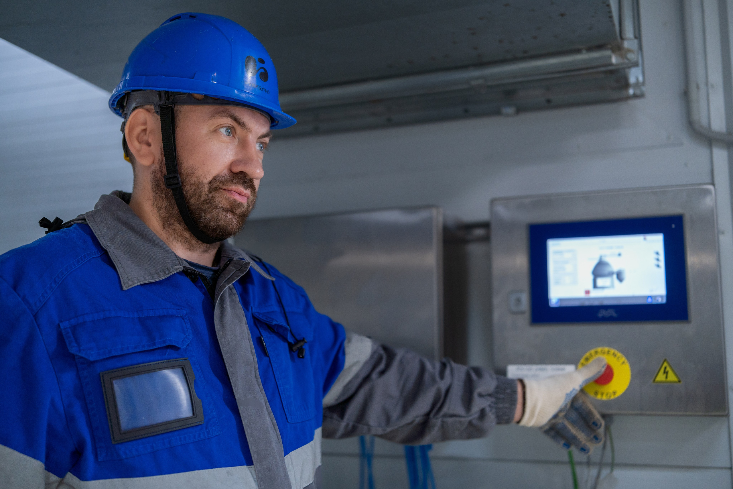 Фотографии сотрудников в офисах, на производстве и в студии