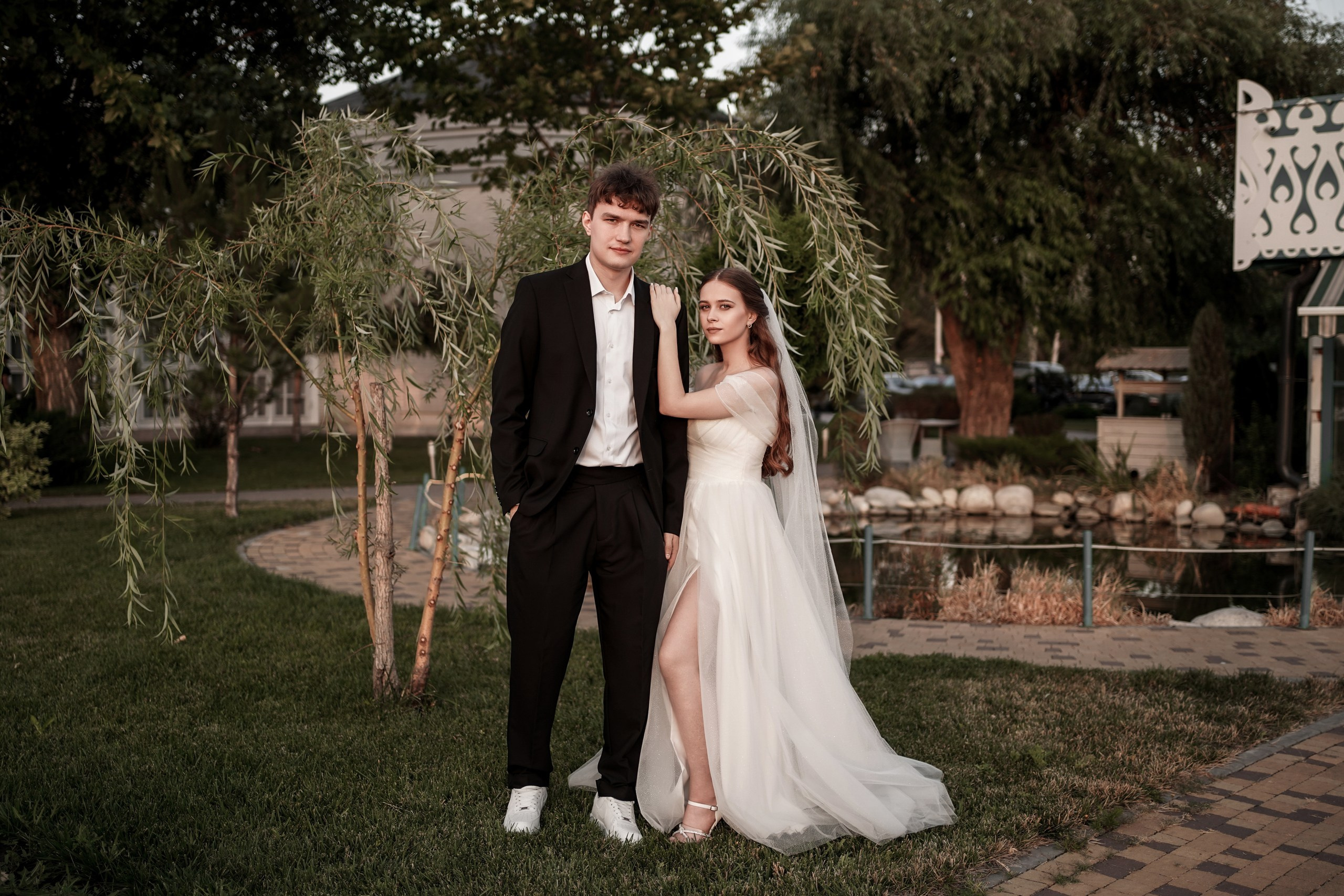 Свадебная фотосессия на территории ресторана «Донские Зори». Фотограф Алёна Чёботова. Свадебный фотограф в Ростове-на-Дону. Таинство Крещения и Венчания, семейные фотосессии. Алёна Чёботова