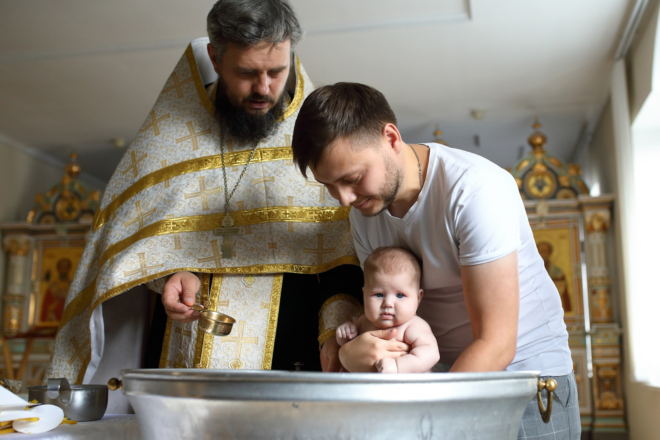 фотосессия крещение в храме погружение малыша в купель