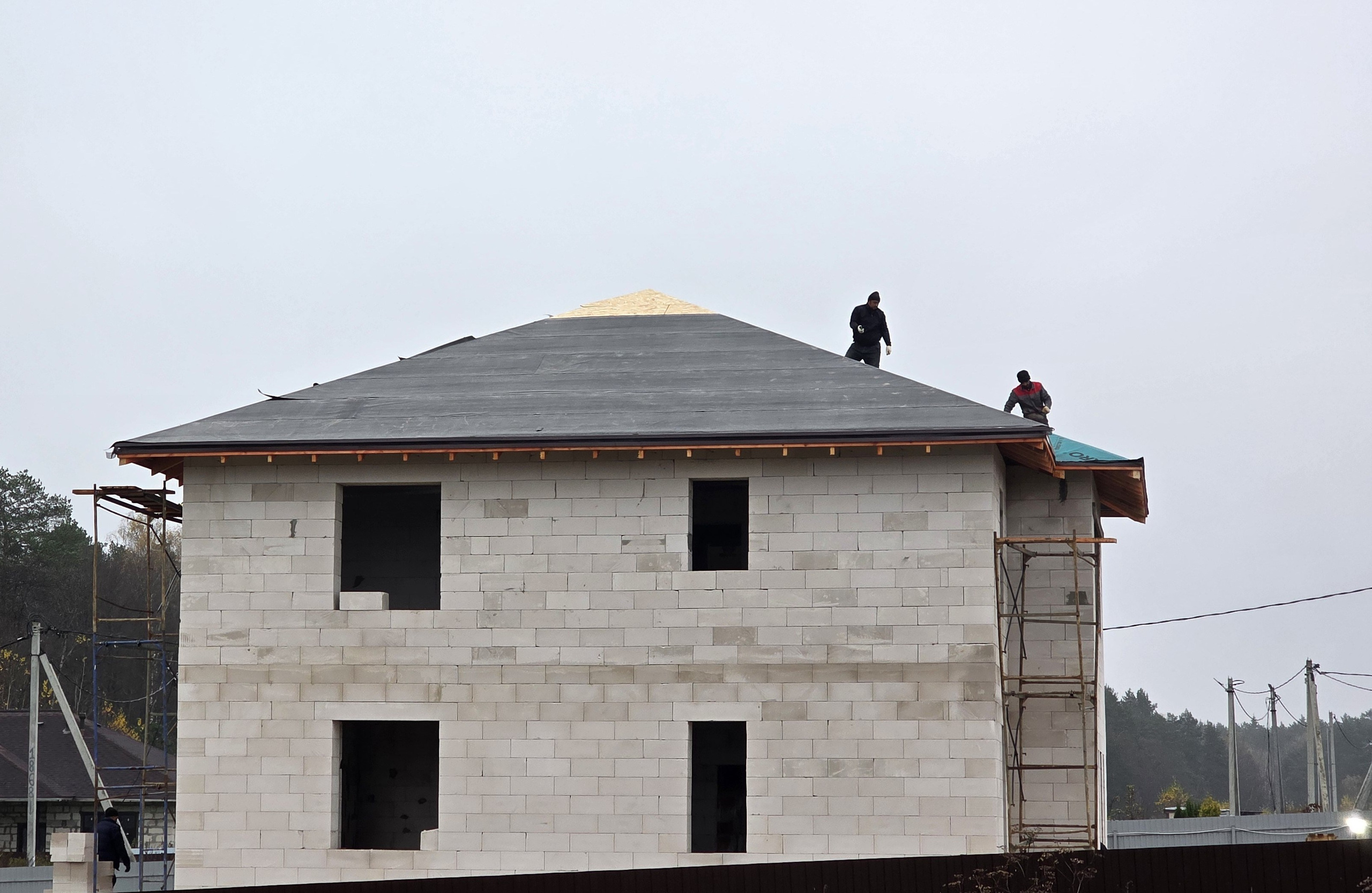  монтаж мягкой кровли на объекте