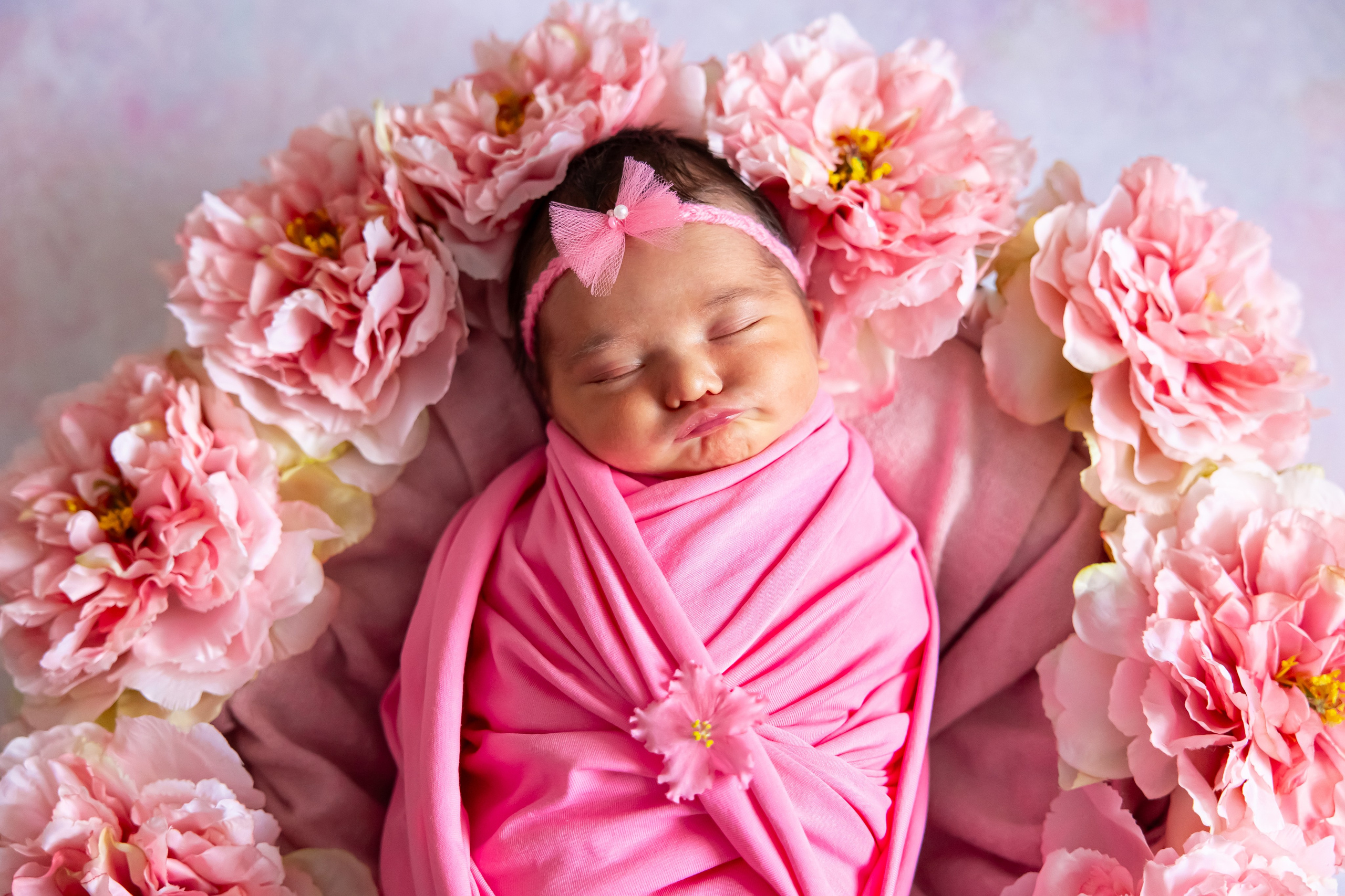 Кира в пионах. Оксана Ромашкина- семейный и ньюборн фотограф из Москвы