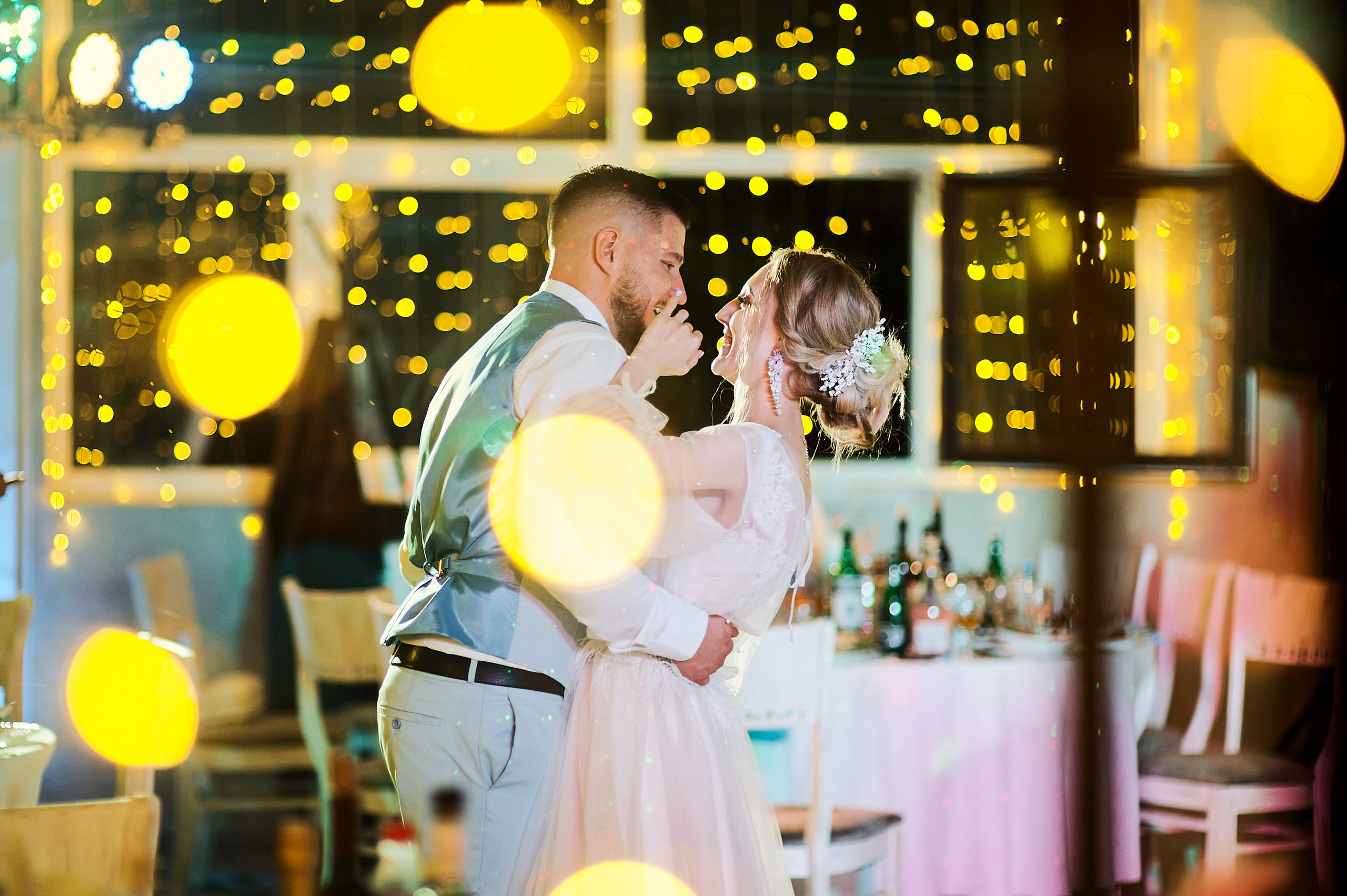 танец жениха и невесты в кафе 