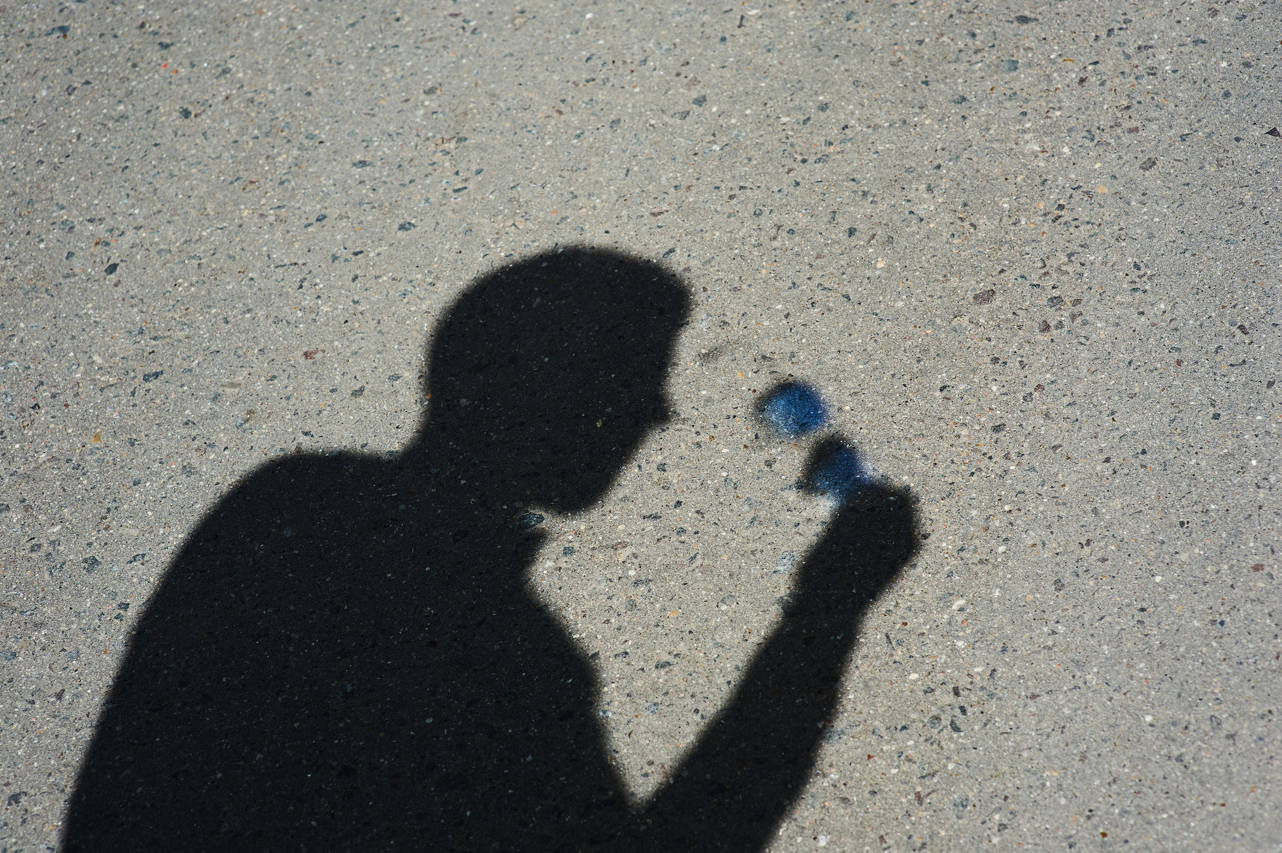 фото тени жениха с синими очками