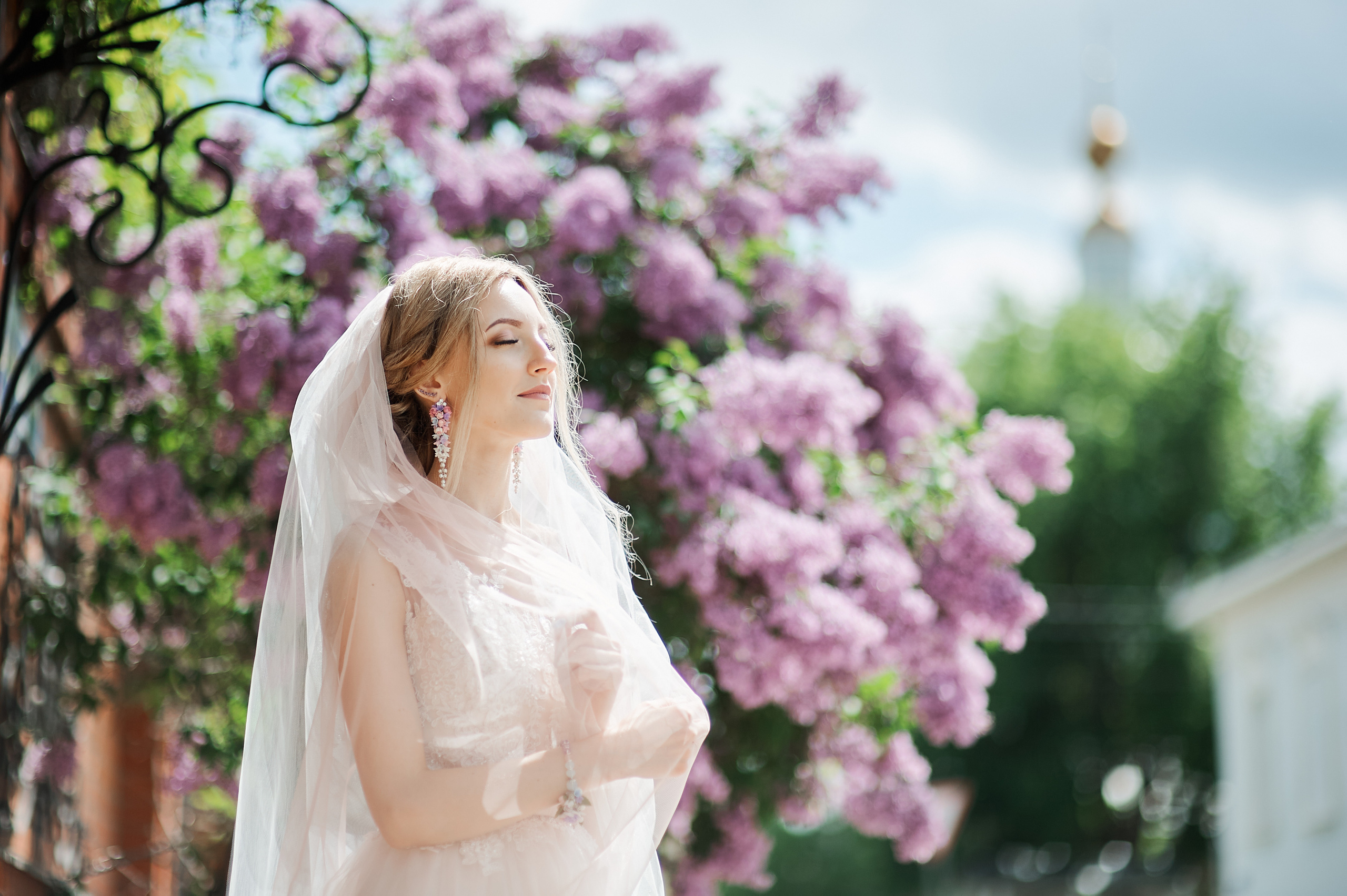 летняя солнечная фотография невесты в сирени 