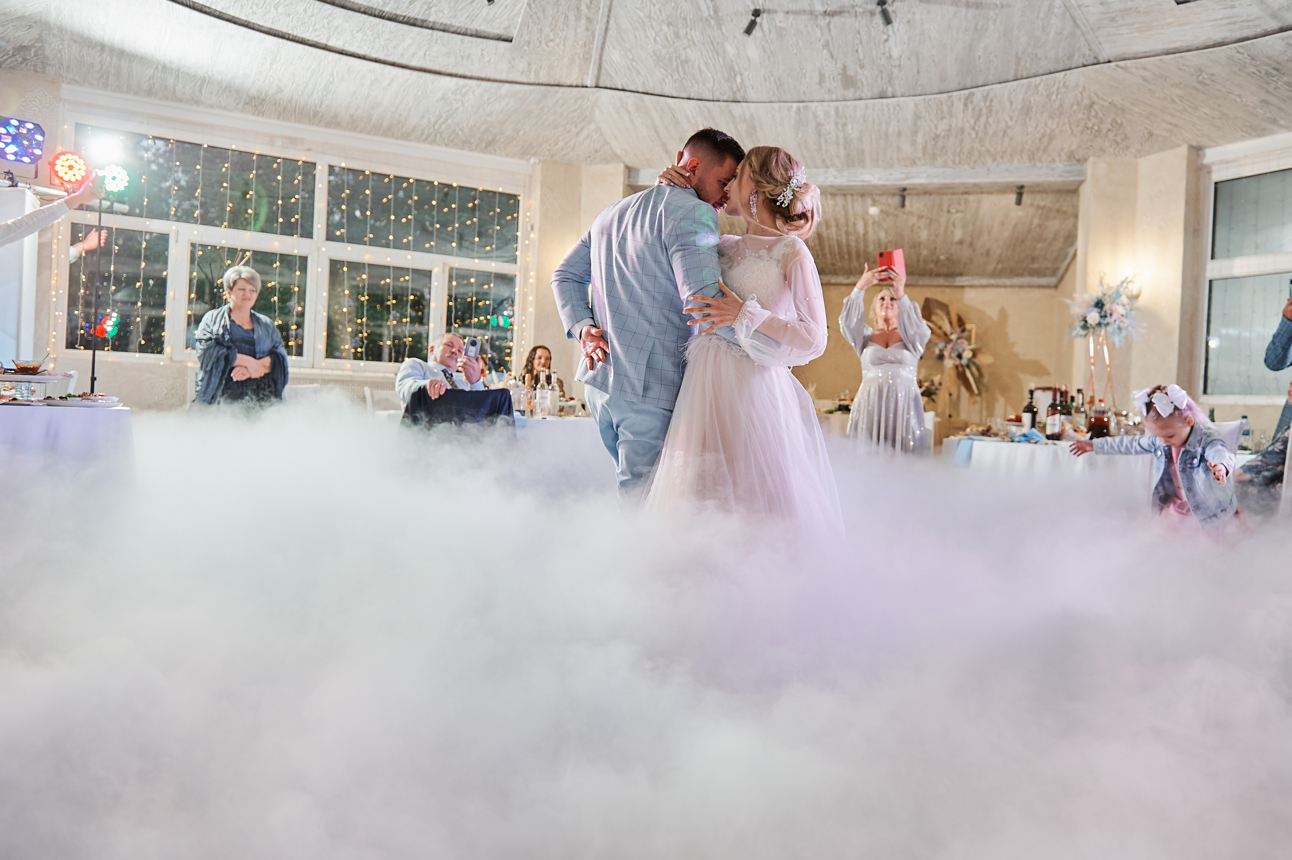 свадебный танец жениха и невесты с дымом 