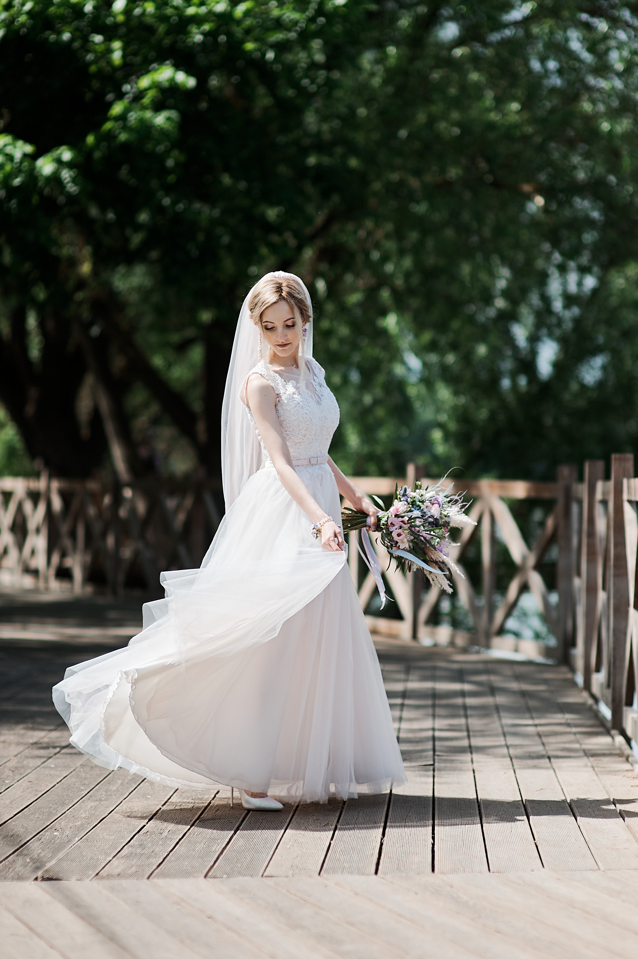 свадебное платье в полный рост и динамике