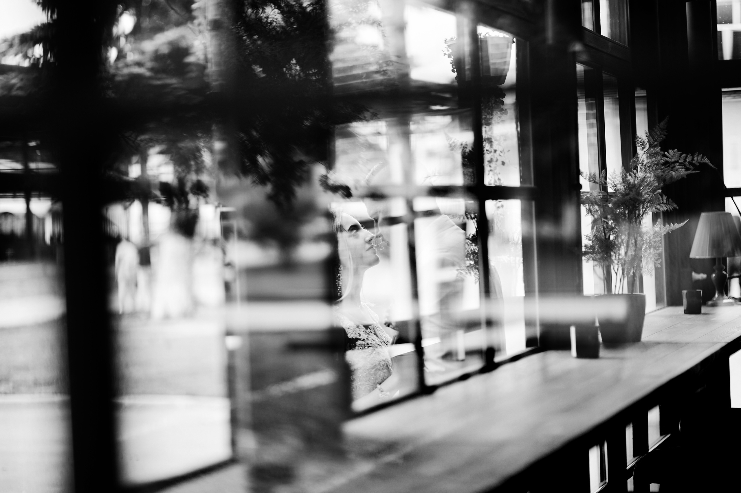 отражения жениха и невесты в стекле 