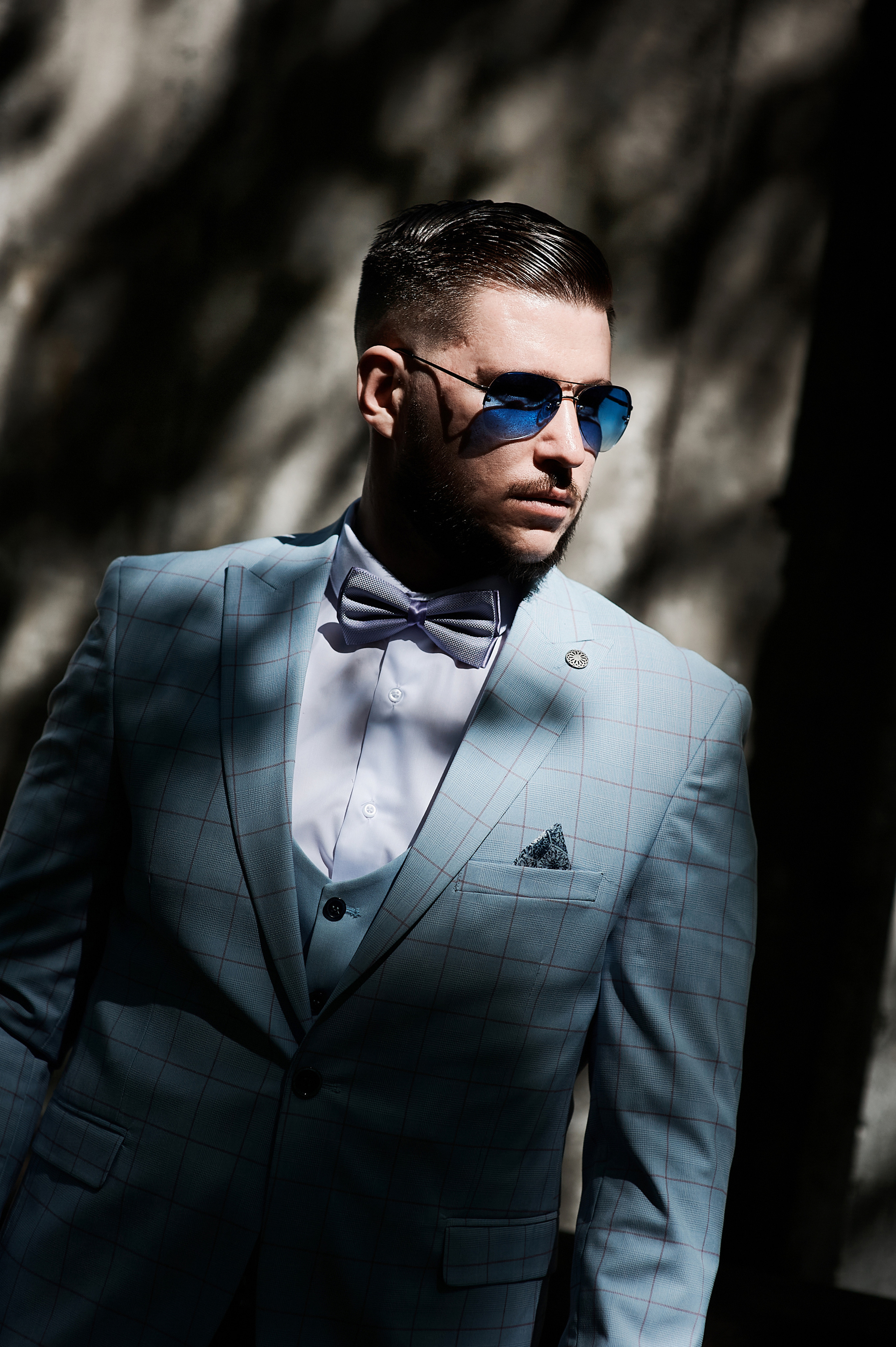 брутальный портерт жениха в очках с жестким светом 