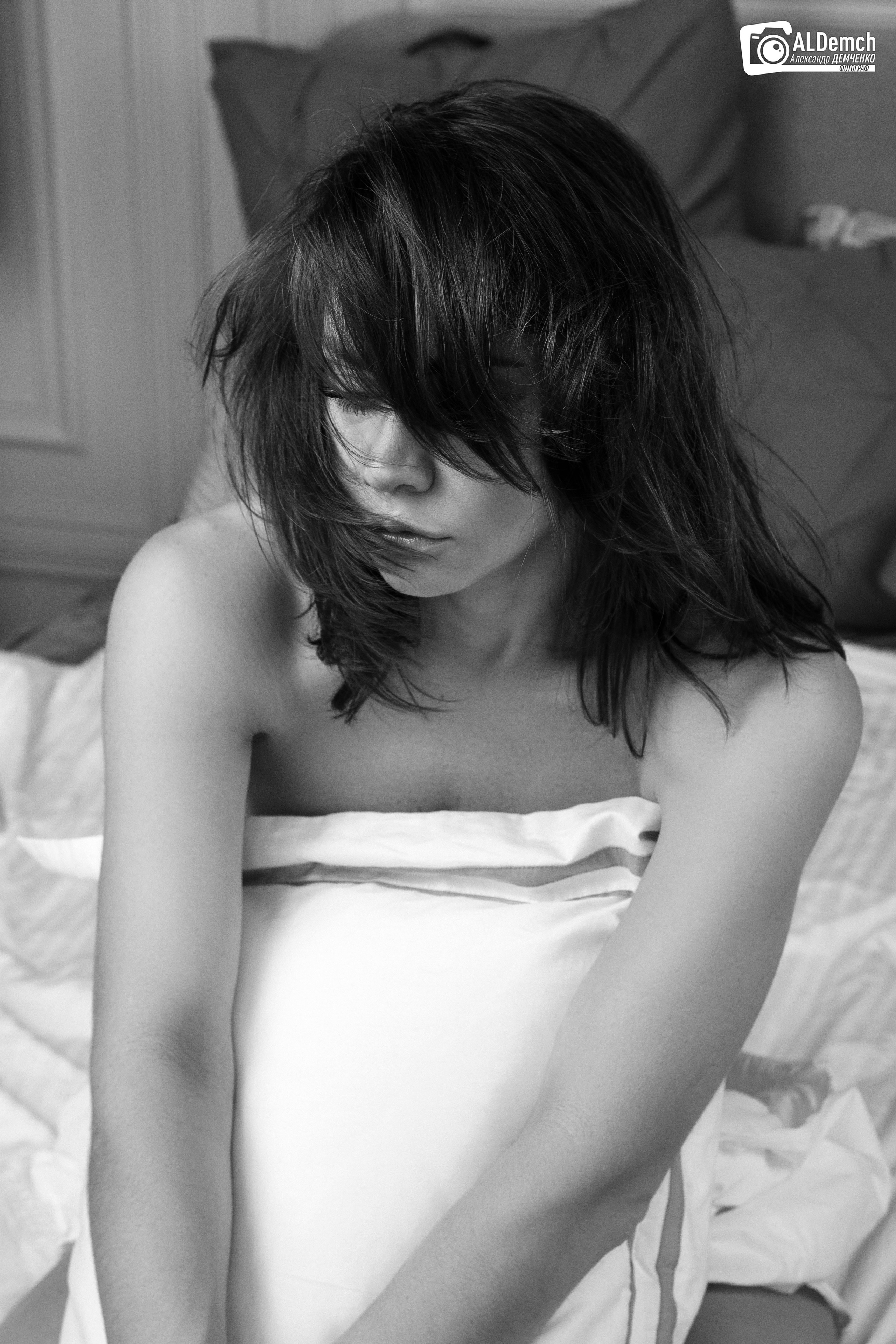 Фотосессия в фотостудии в Москве девушки в белой рубашке