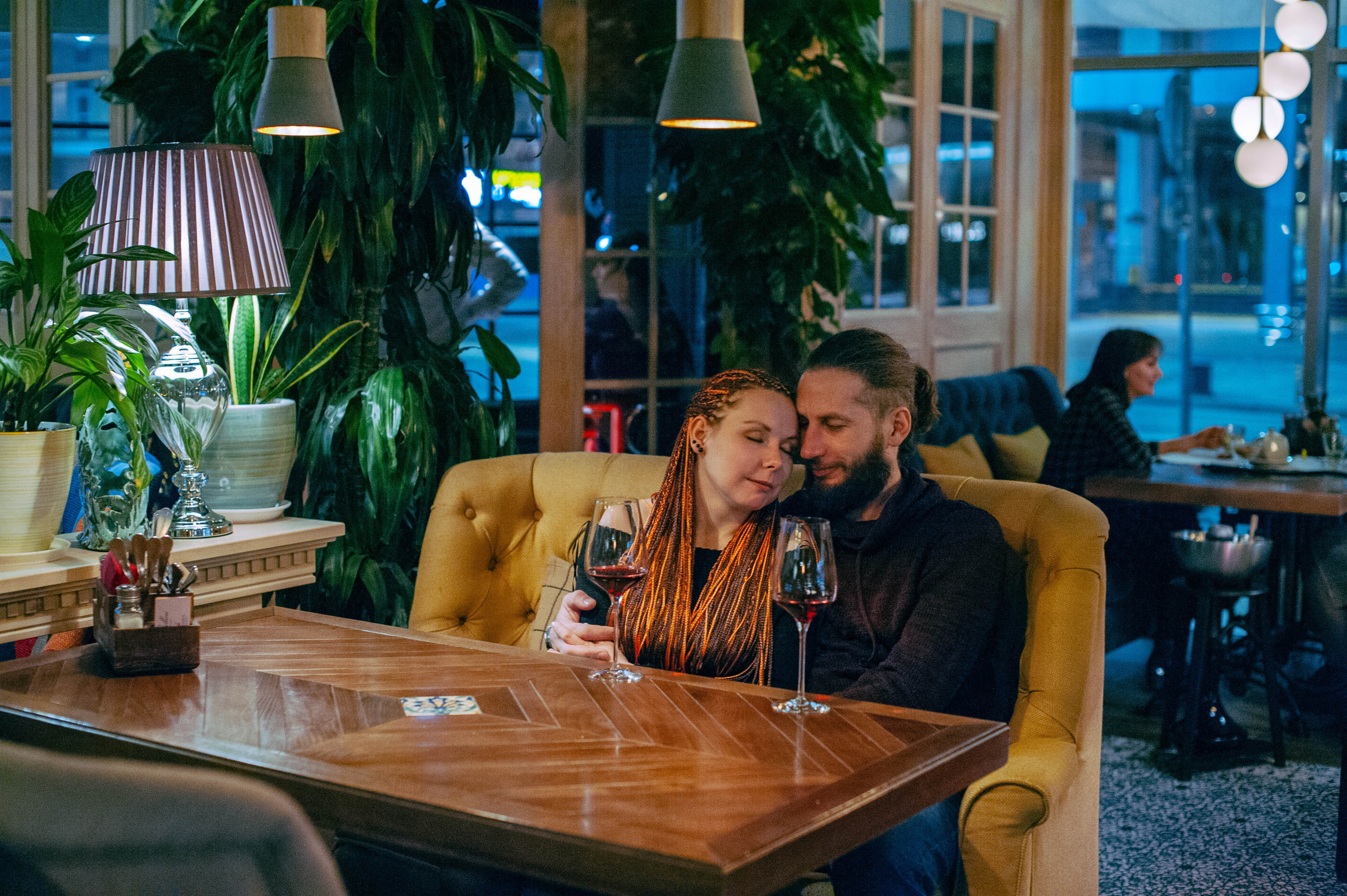 Фотосессия love story в ресторане. Свадебный и семейный фотограф в Ростове-на-Дону Буткова З