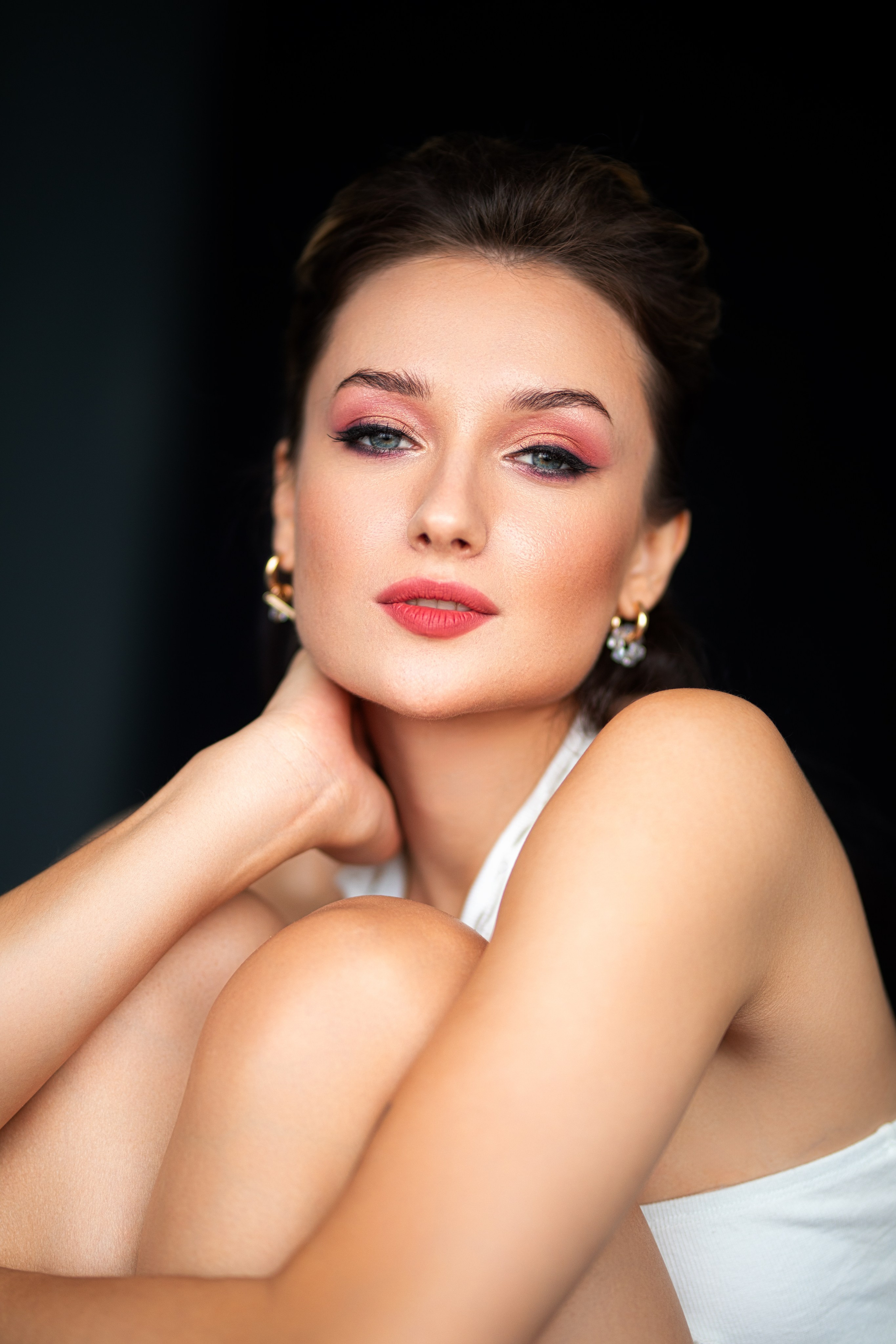 Студийный фотосет с Анастасией в минимальном интерьере в формате для «себя»