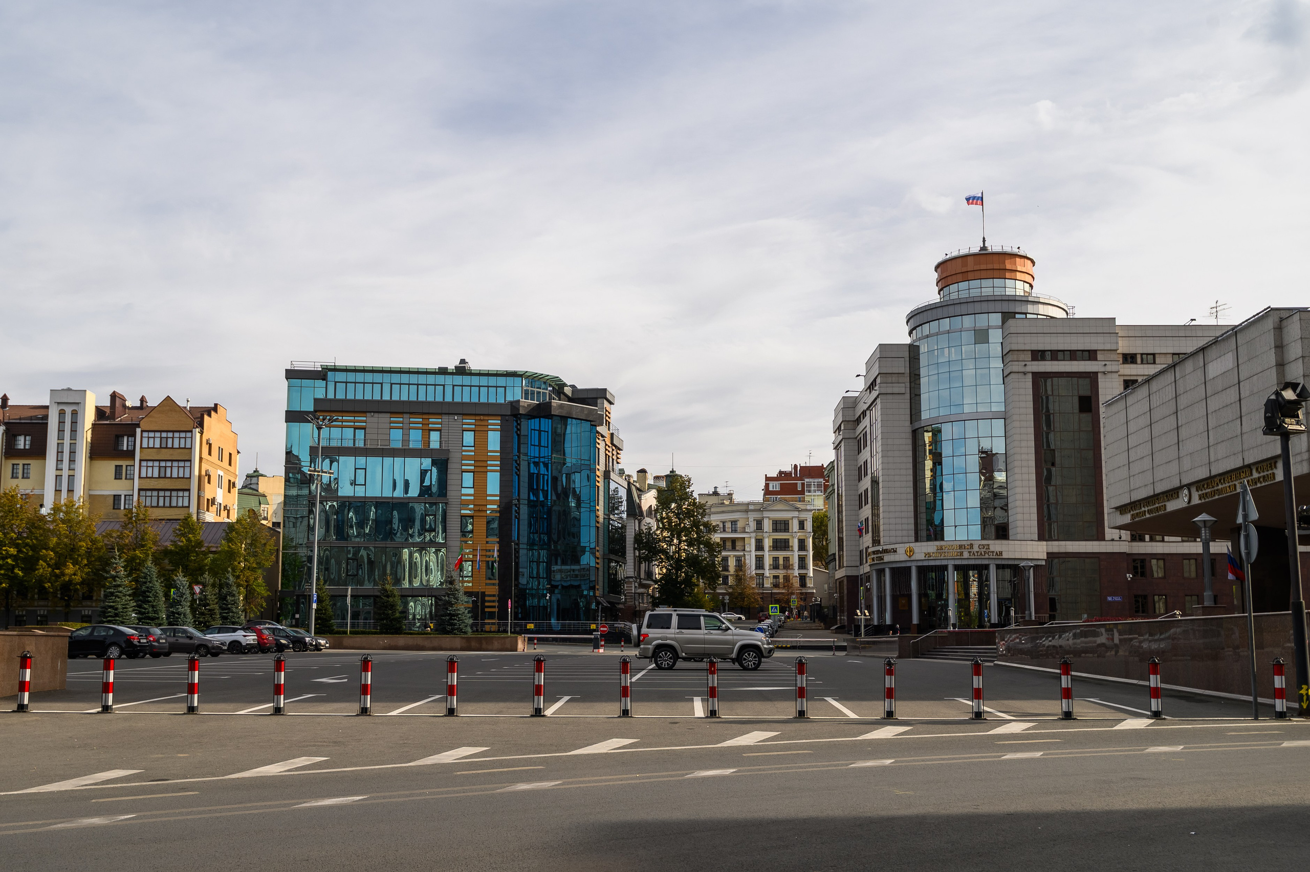 Современное административное здание Государственного совета Татарстана в деловом районе Казани