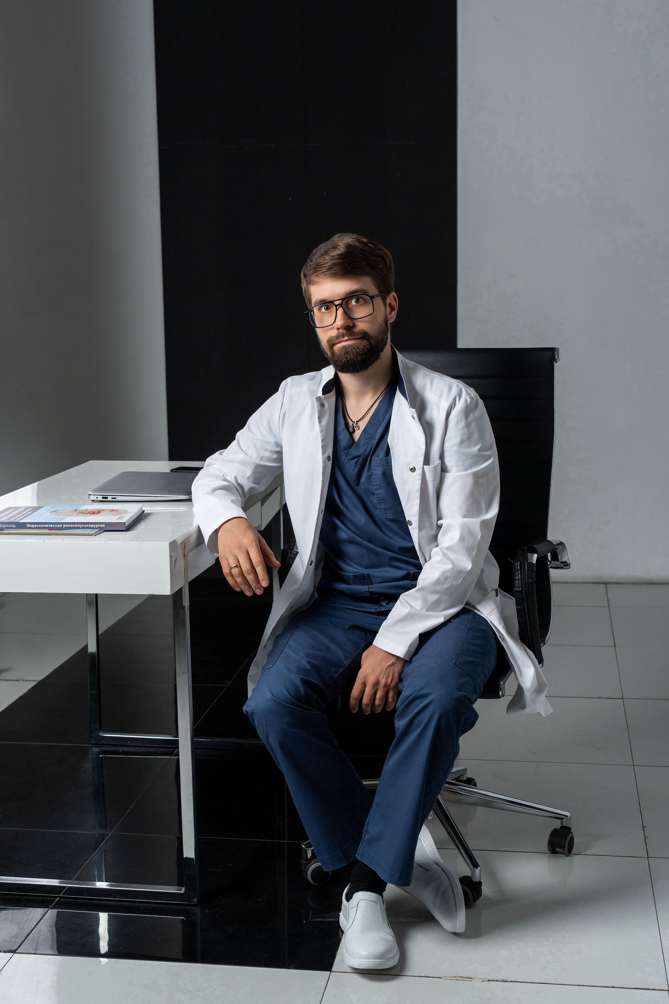 Фотосессия для лор врача в фотостудии в Москве