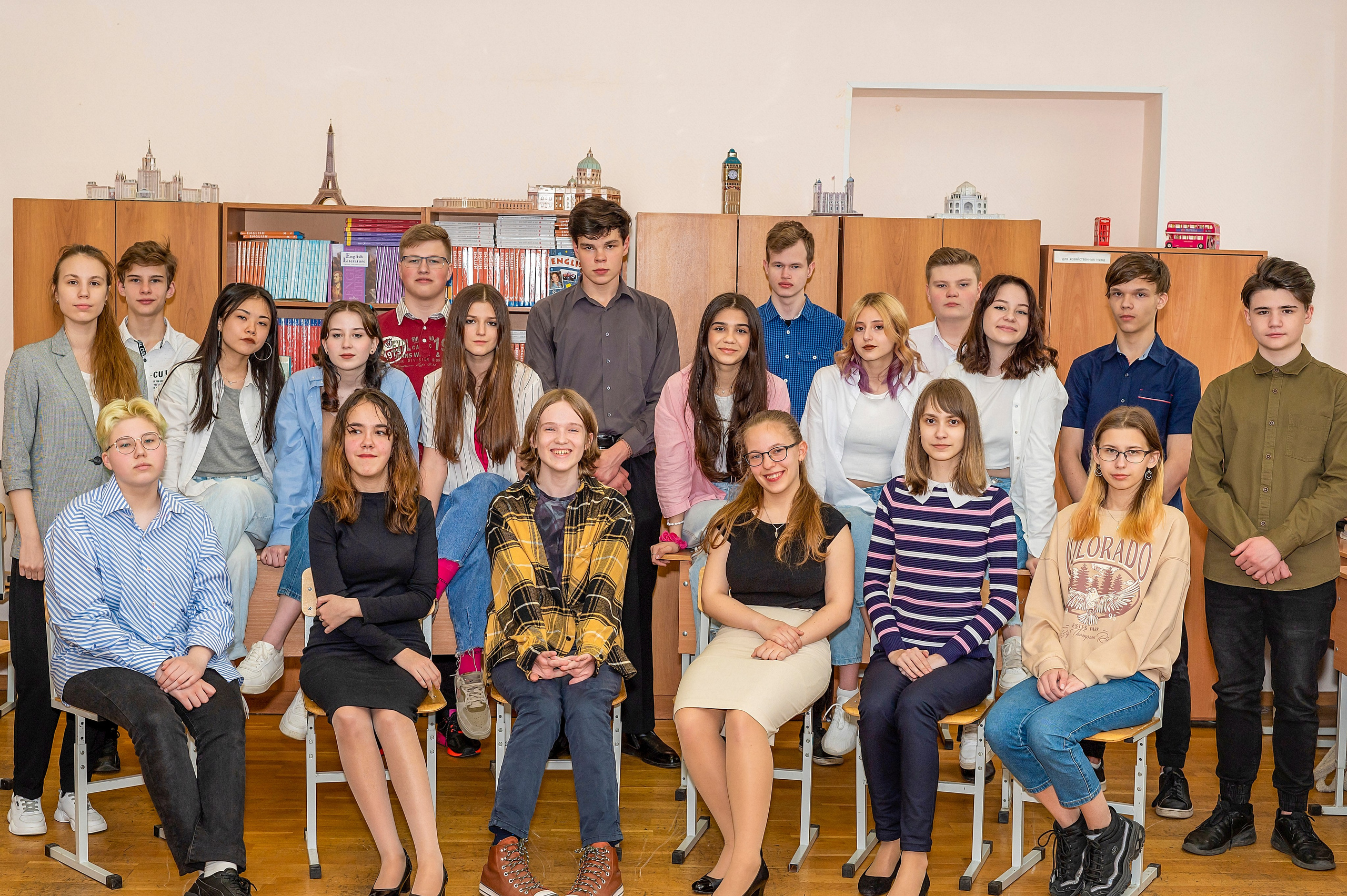 Фотосессия в классе и на территории школы. 9-И класс школа 1413. Детский и семейный фотограф г. Москва Оксана Катаджи