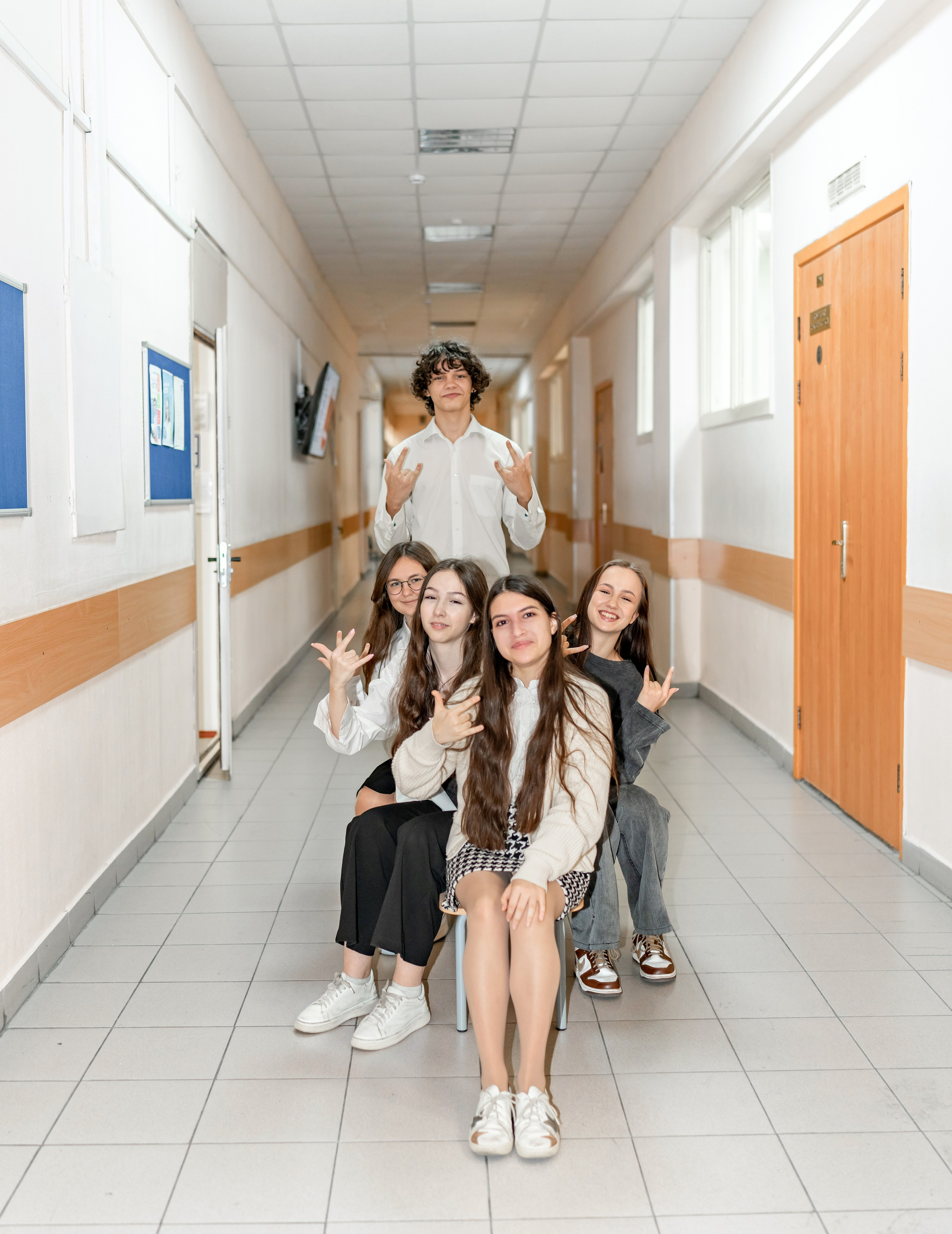 Фотосессия в классе и на территории школы. 9-М класс Школа 1568. Детский и семейный фотограф г. Москва Оксана Катаджи