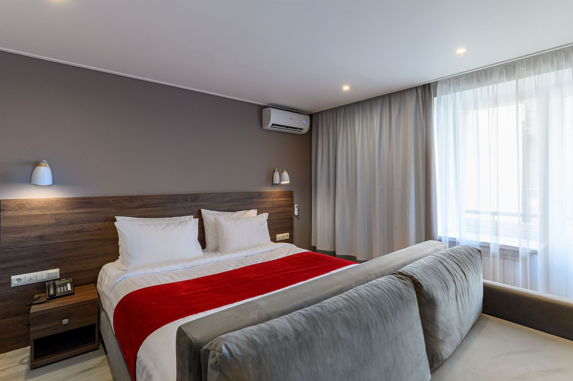 Интерьер номера Люкс гостиницы Орбита