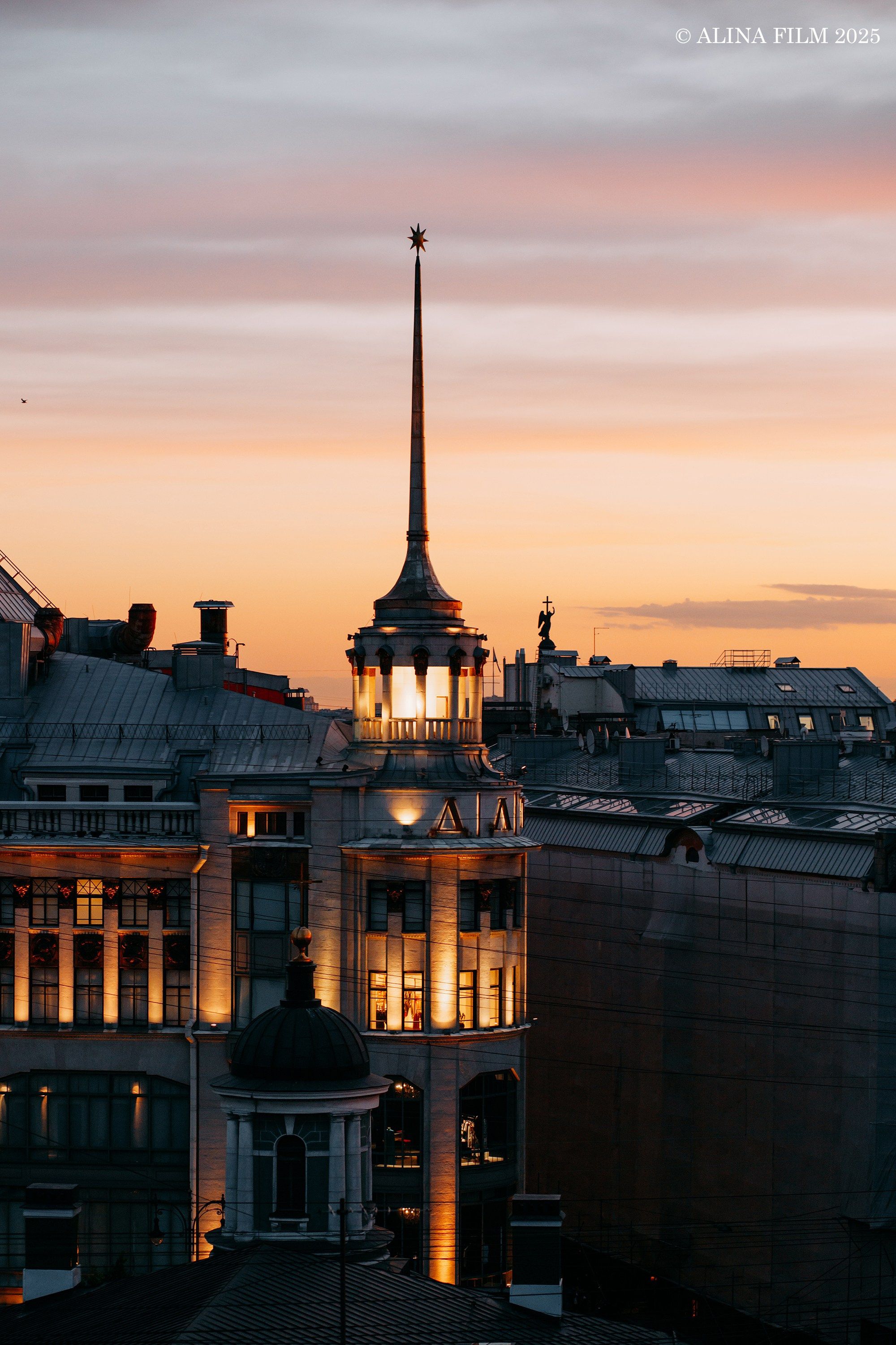 Лавстори на крыше у Казанского и Исаакия. Фотограф в Санкт-Петербурге Alina Film