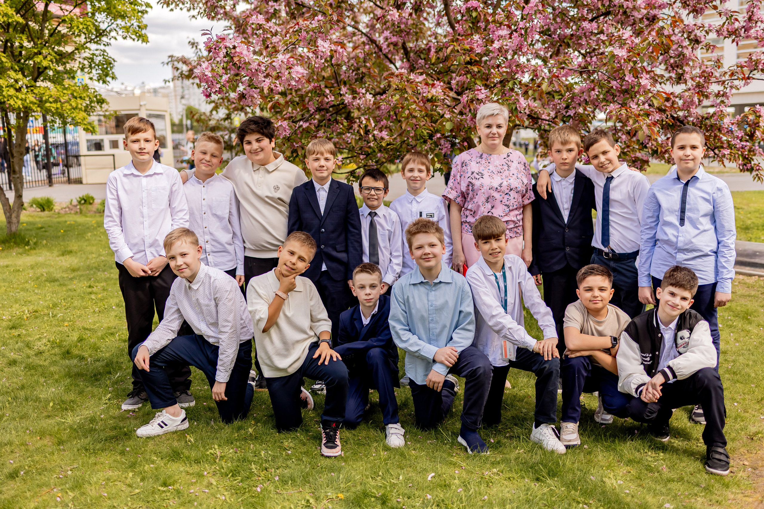 Выпускной в начальной школе на улице. Фотограф и видеограф Москва. Свадебный фотограф, видеограф. Выпускные альбомы. Оживающие альбомы