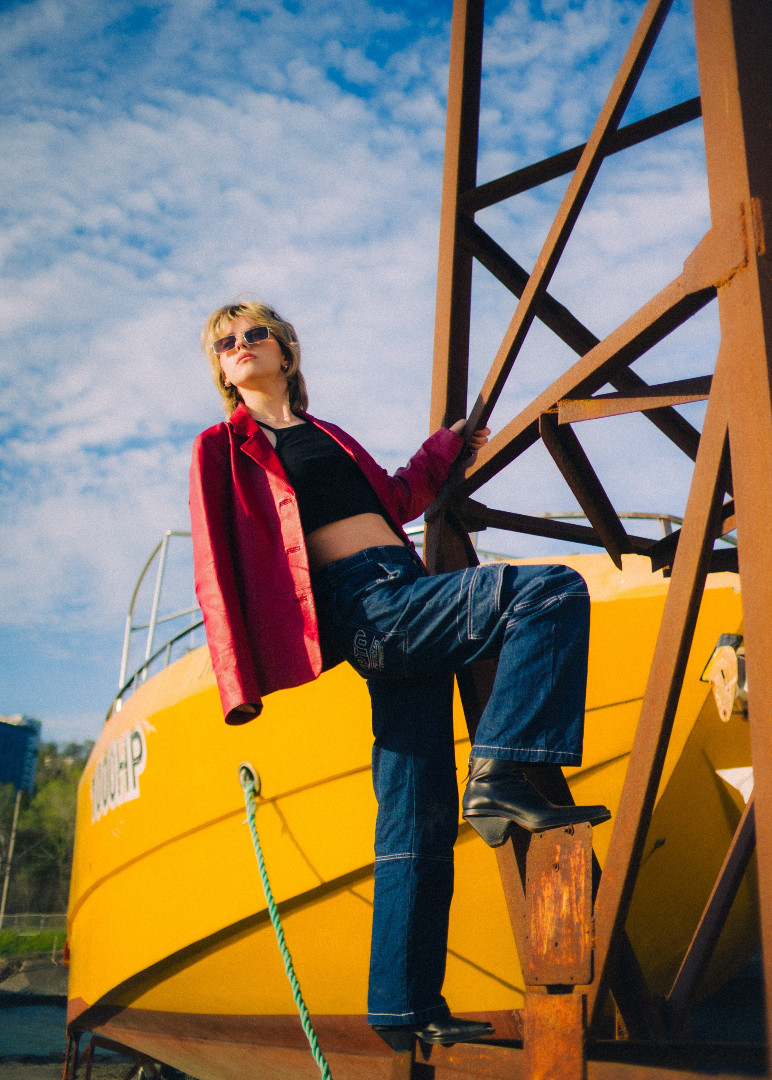 Вика среди заброшенных кораблей. Главная