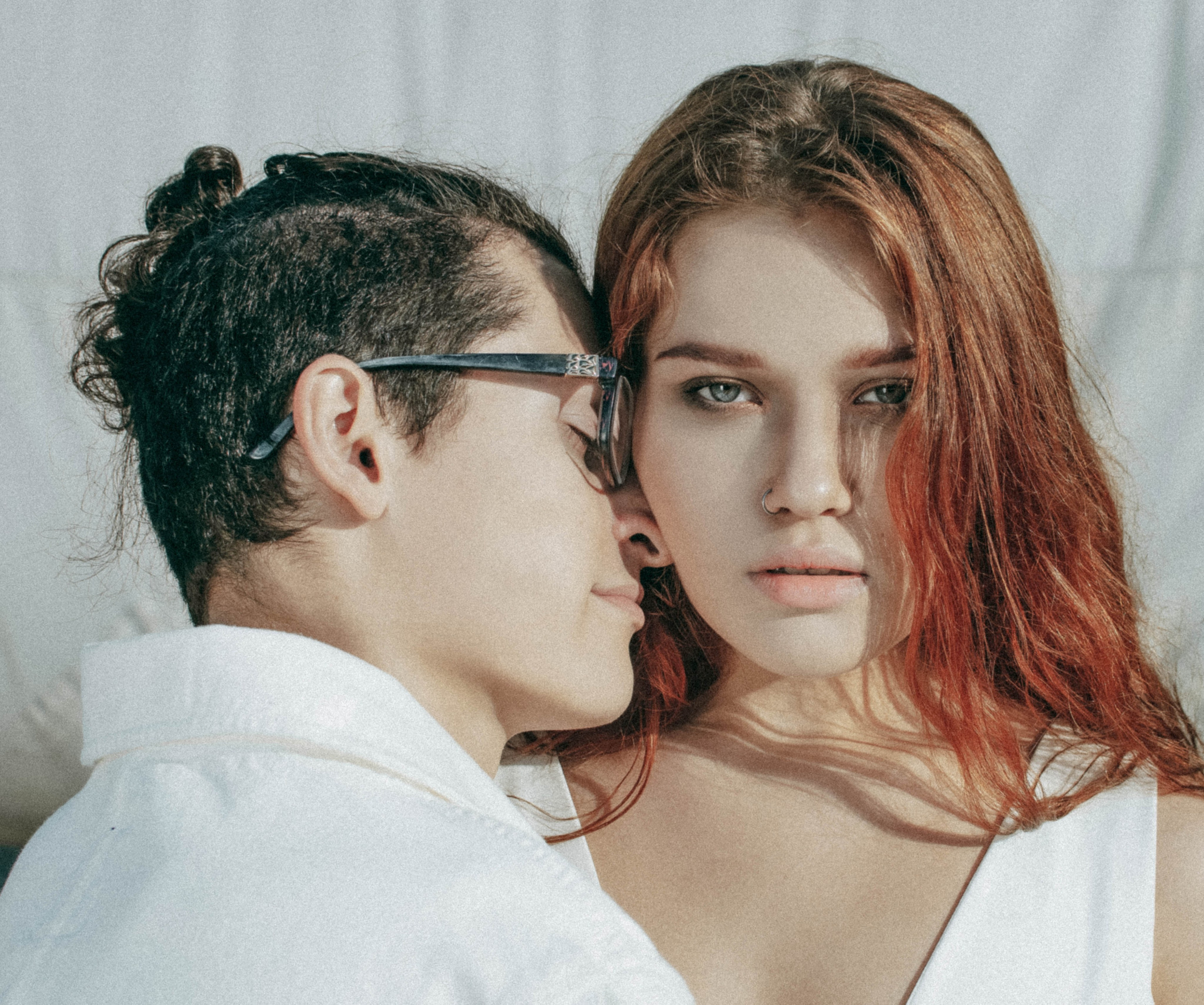 Съёмка истории любви, пара в естественном движении