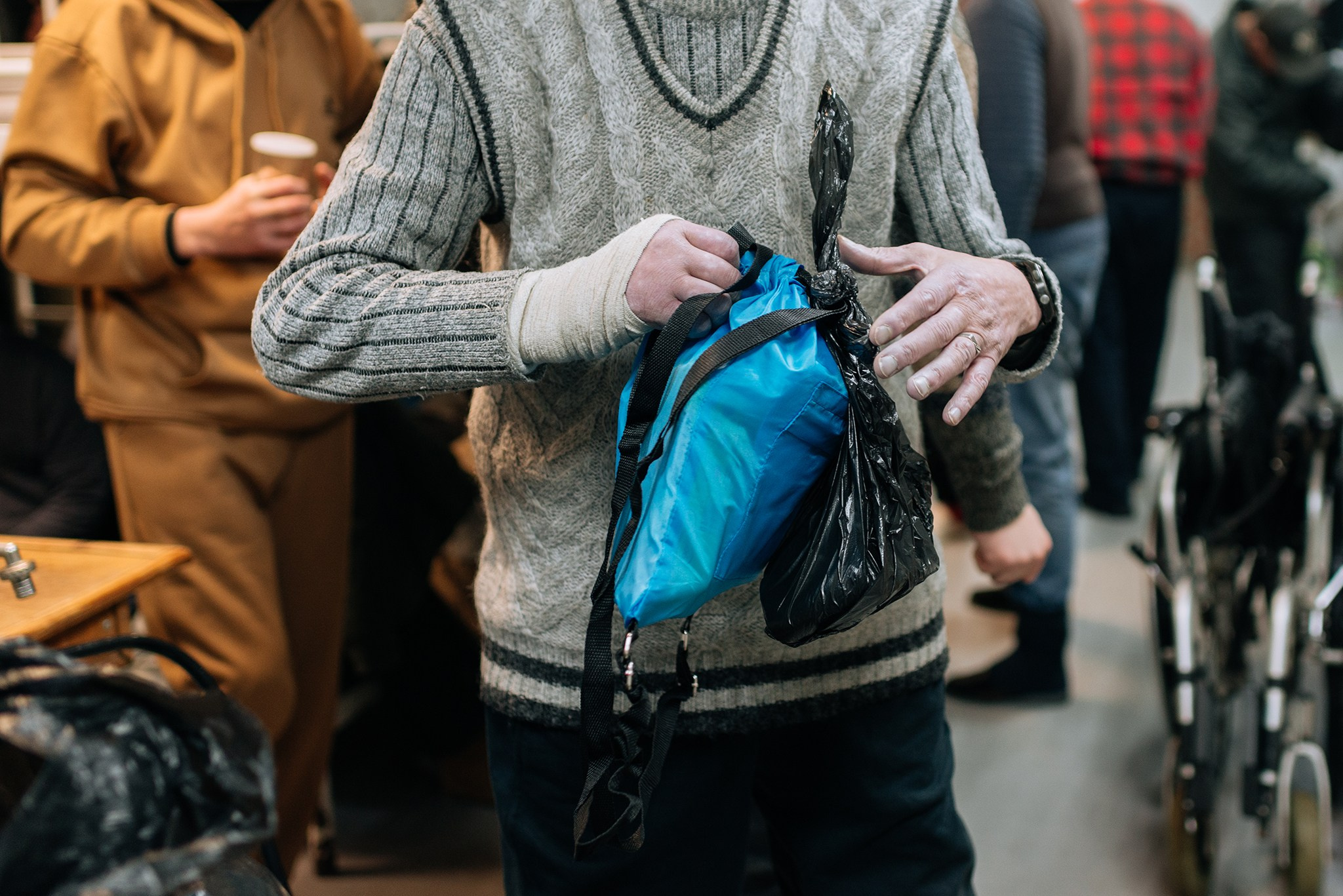 Выдача подарков в Пункте обогрева и Ночном приюте. Репортажный фотограф в Санкт-Петербурге Анастасия Клёпова