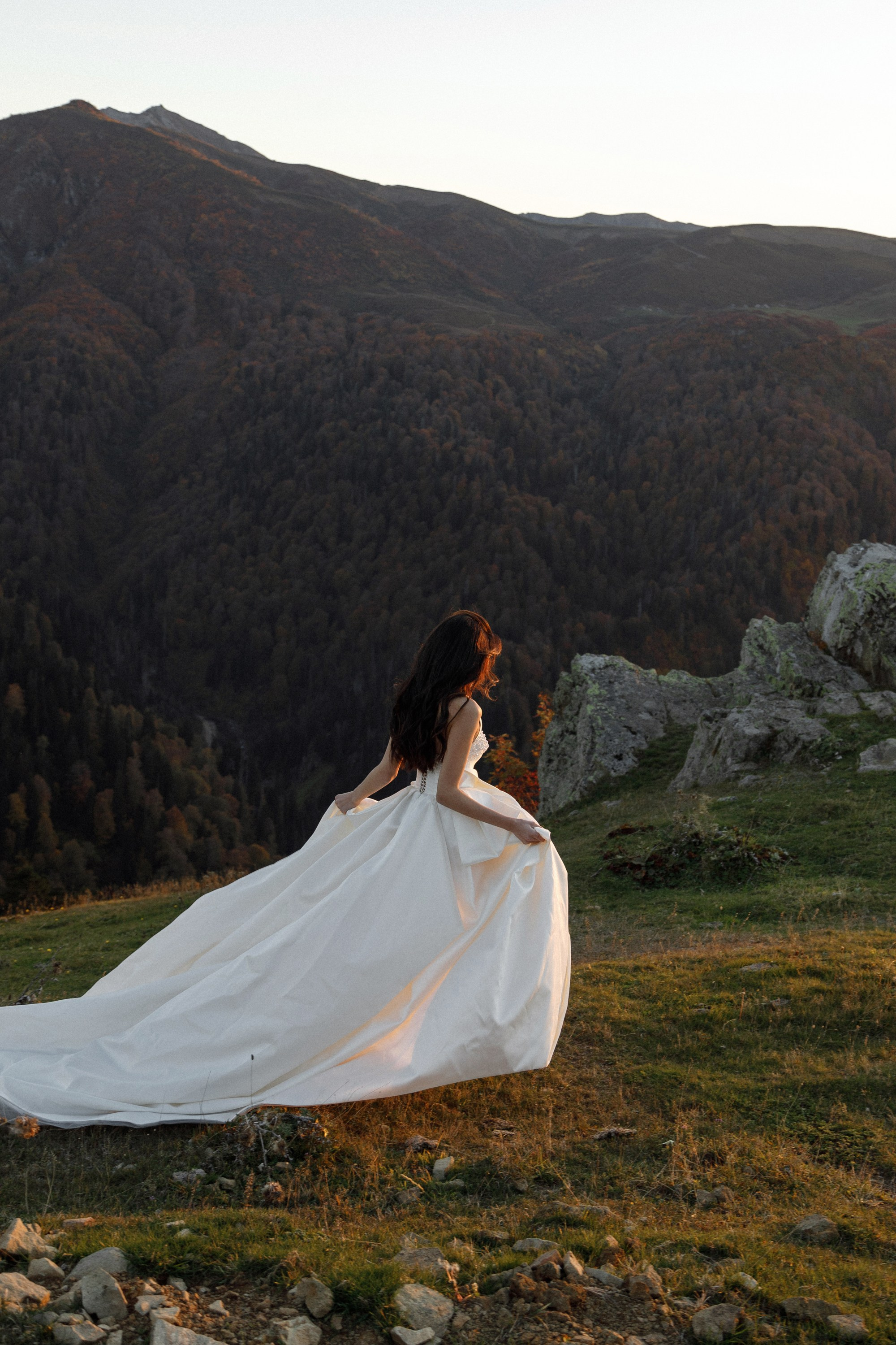 Свадьба в горах на закате