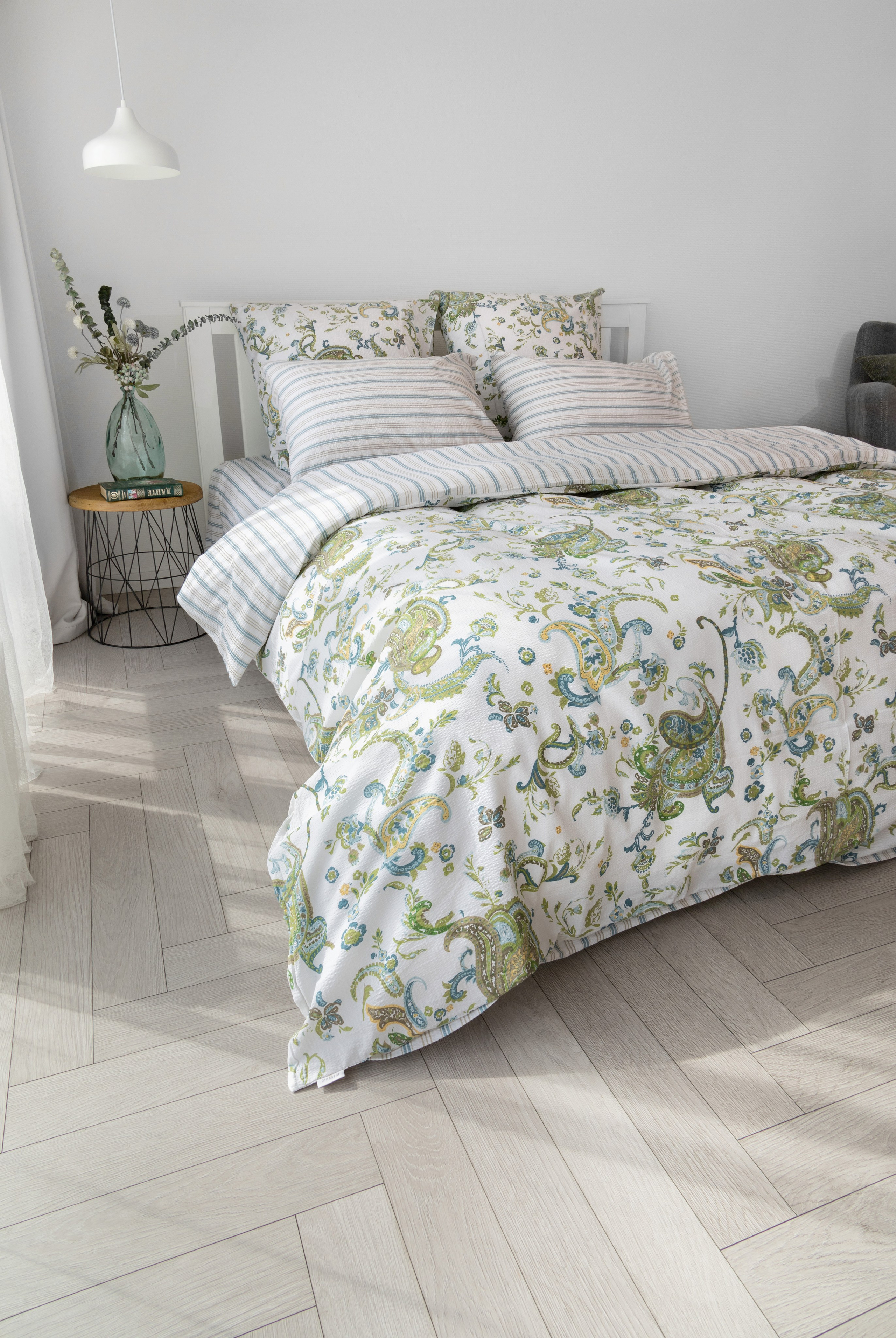 Комплект белья с зеленым узором в интерьере | Съемка для дизайнерского блога