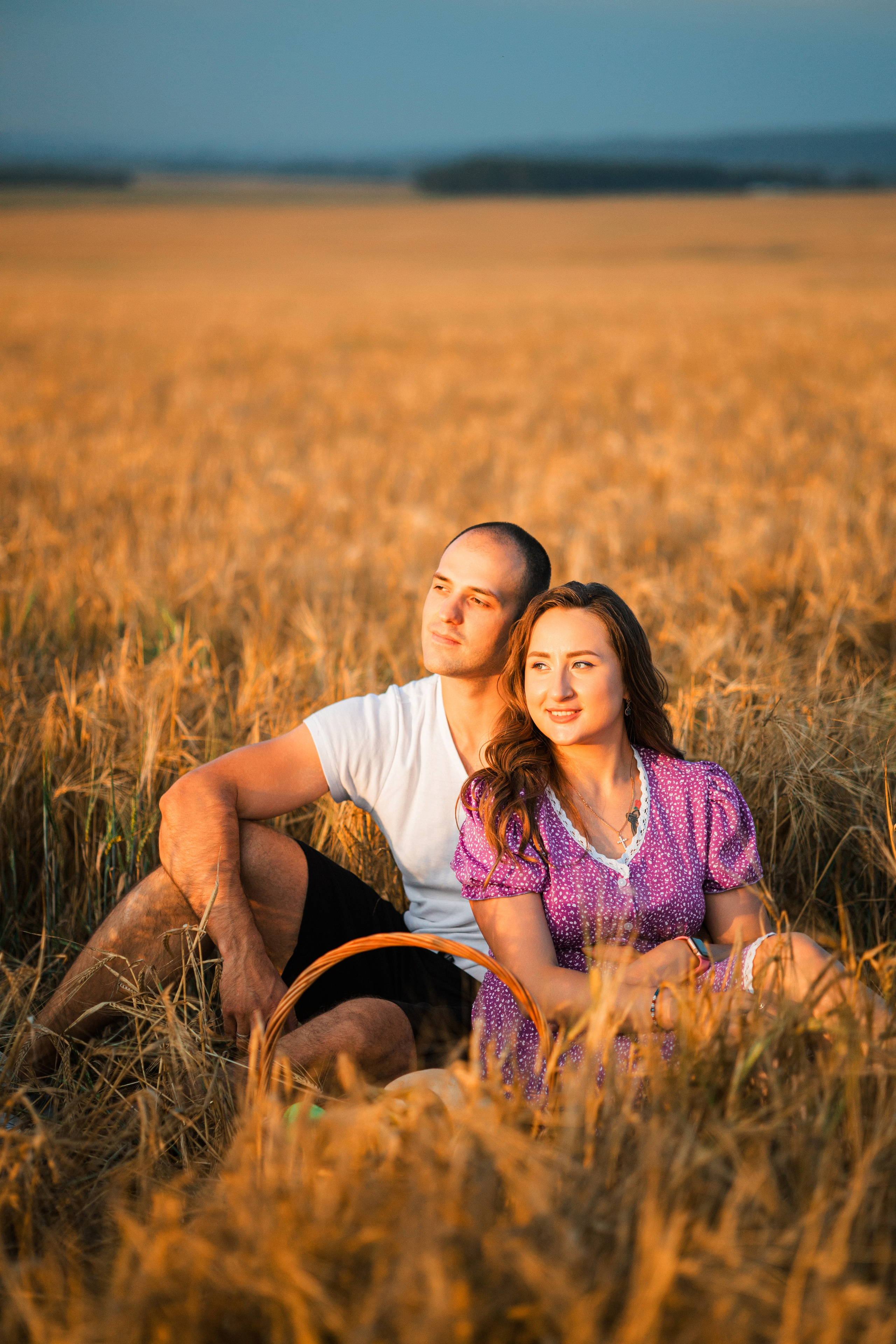 Семейная парная фотосессия в поле летом.