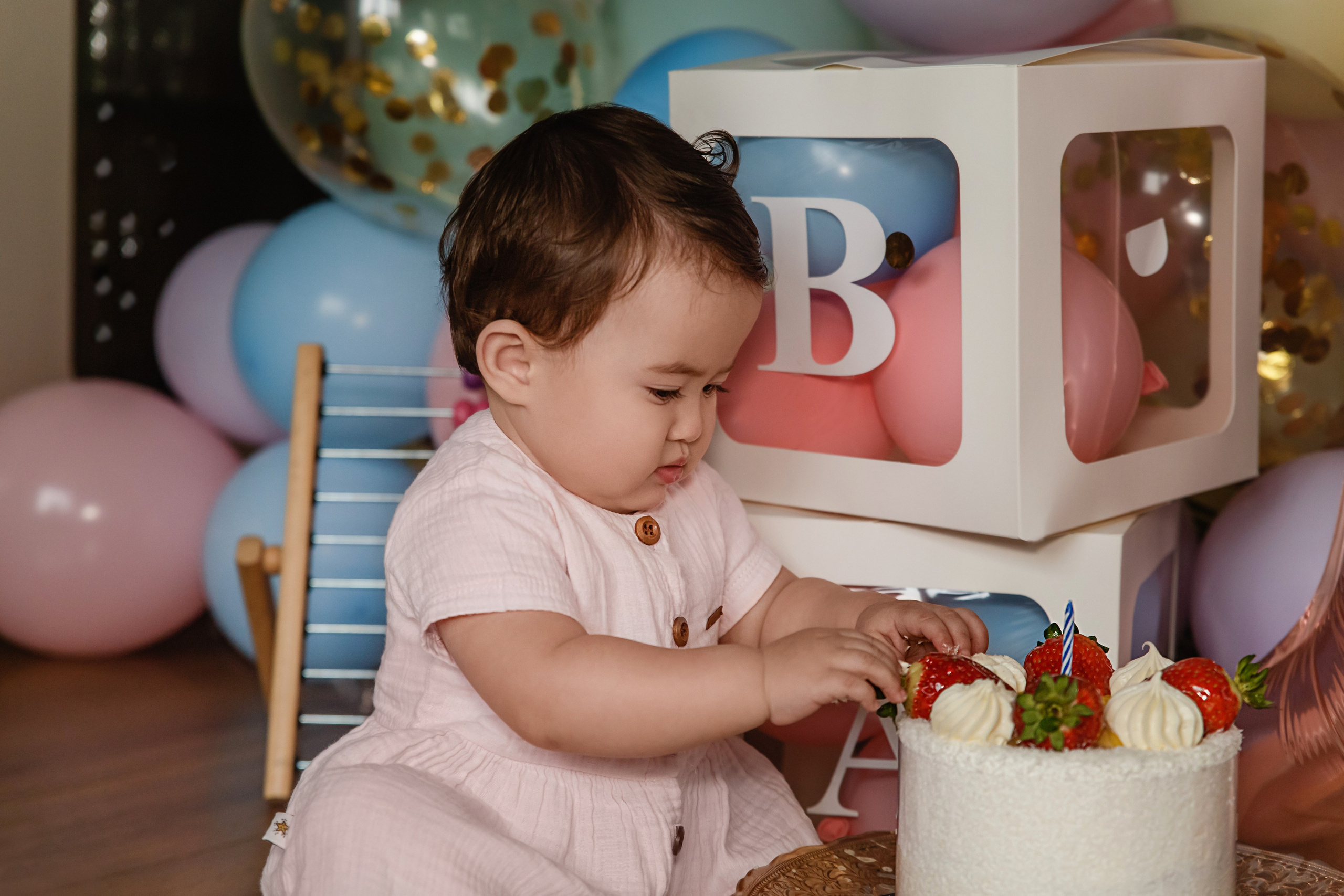 Lifestyle photo session for 1 year of birth. Professional family and children’s photographer in Izmir Irina Eron