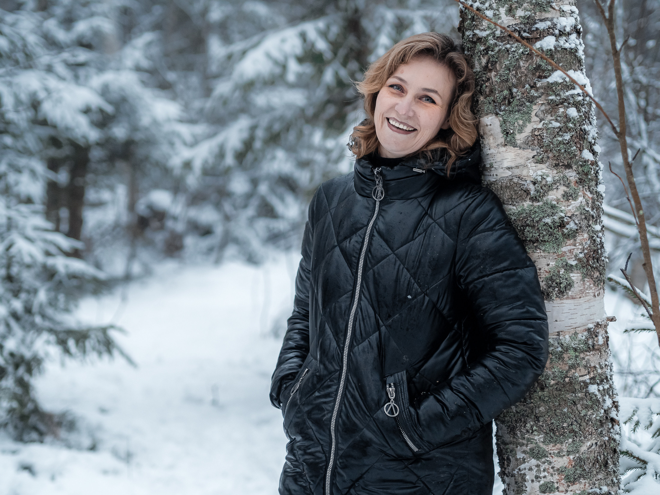 фотосессия девушки на природе, позы для фотосессии на улице зимой, идеи для зимней фотосессии в лесу