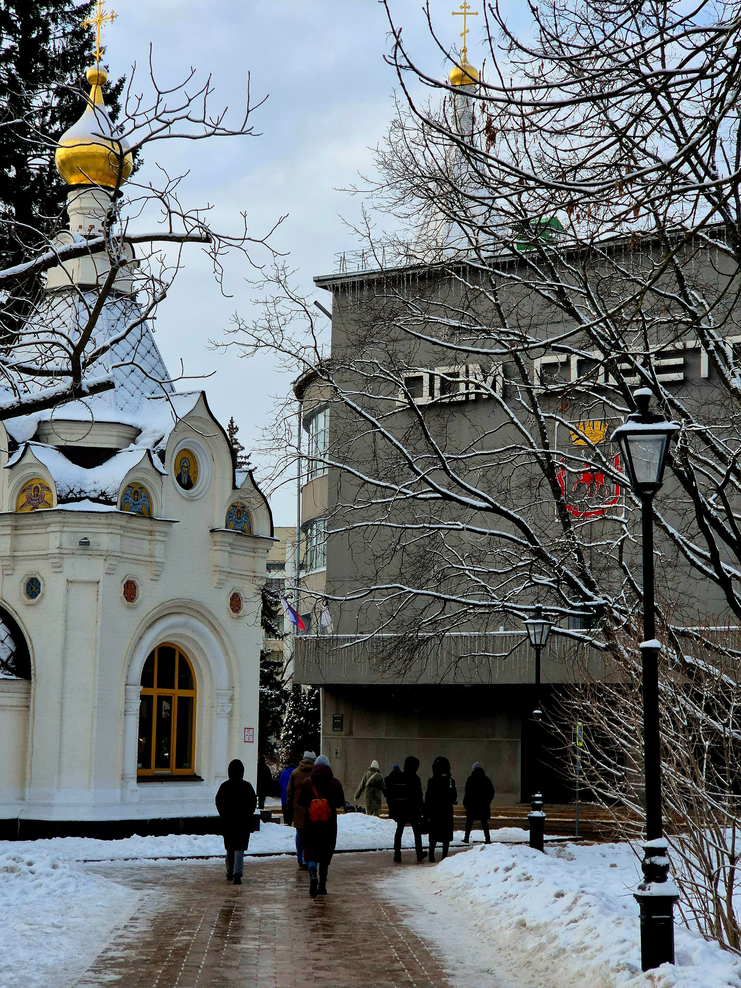 В Доме Советов располагалась городская администрация. Спасская часовня воздвигнута в память о разрушенном Спасо-Преображенском соборе