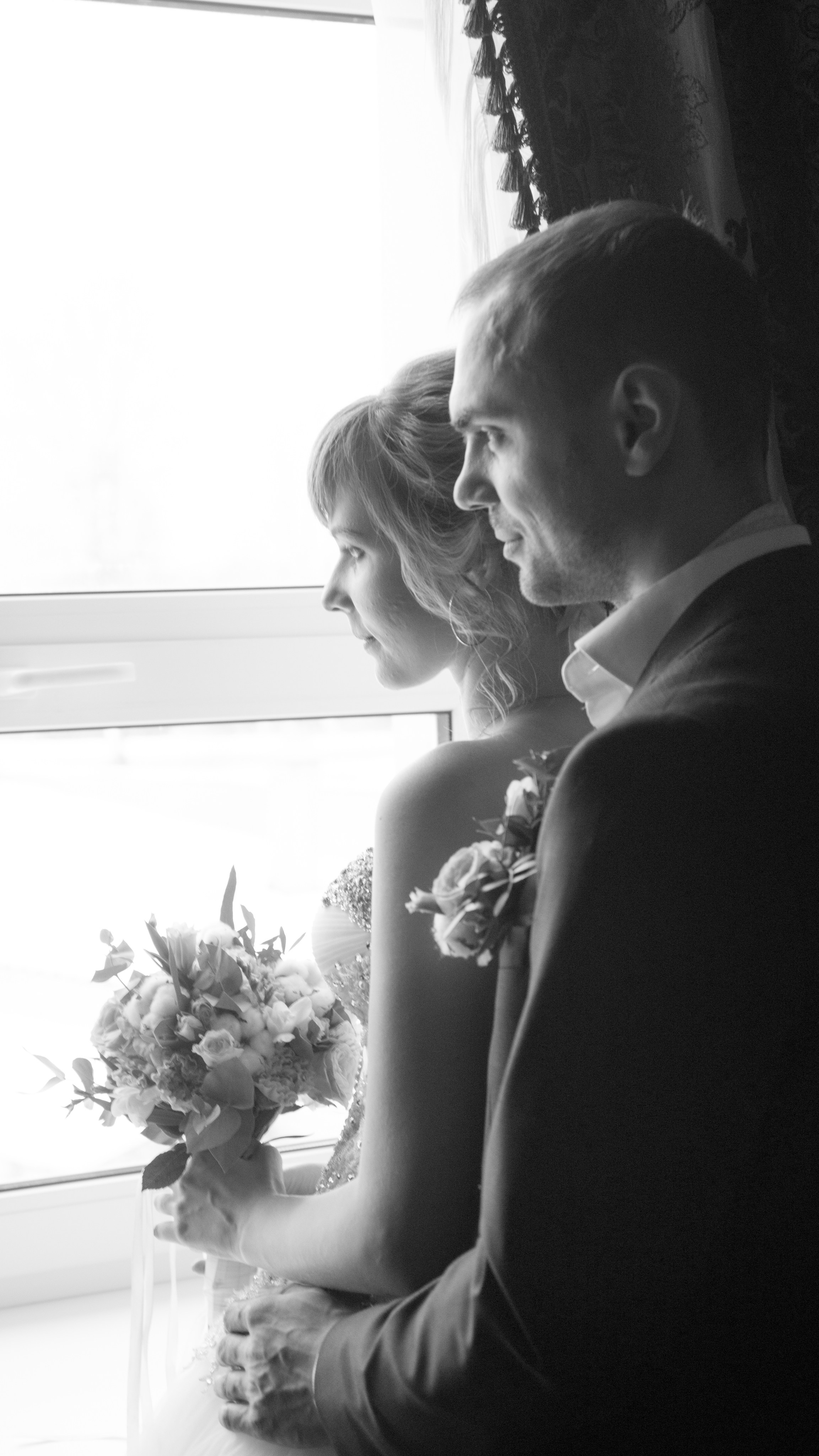 Черно-белая художественная фотография пары на свадебной фотосессии фотограф Александр Марусев