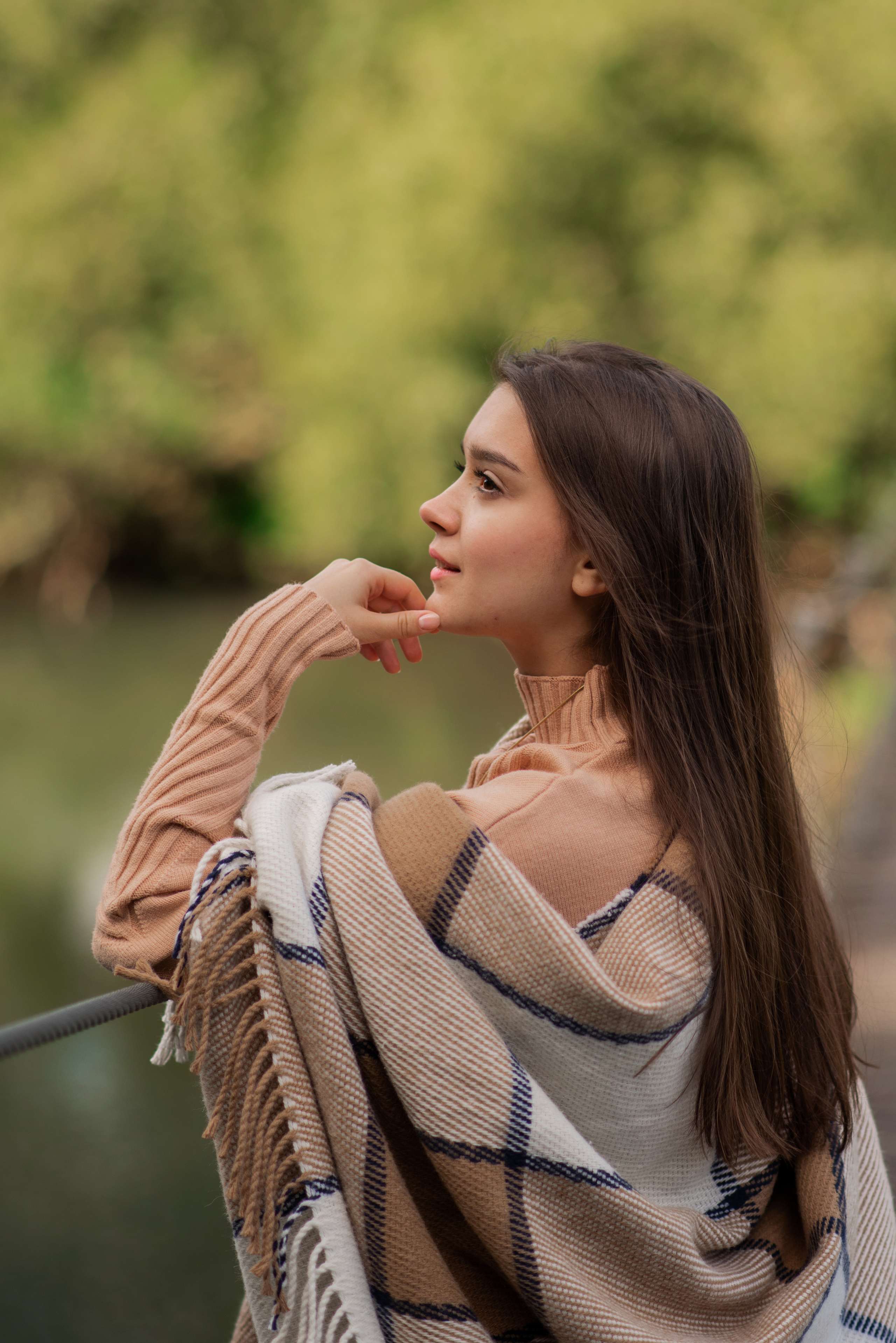 девушка на мосту