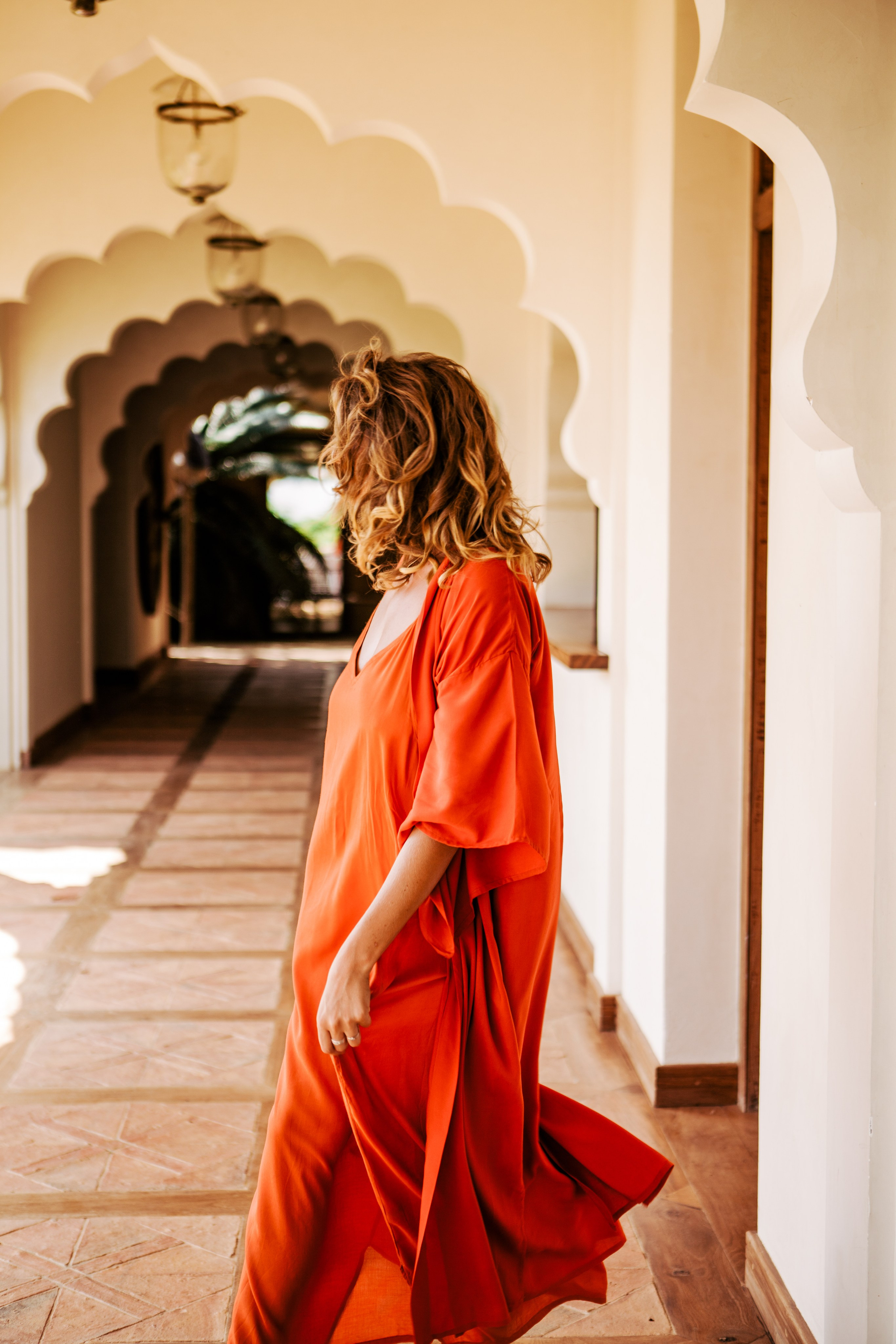 Девушка в красном платье в отеле Malabar Hill — Роскошная портретная съемка | Шри-Ланка. Фотограф на Шри-Ланке