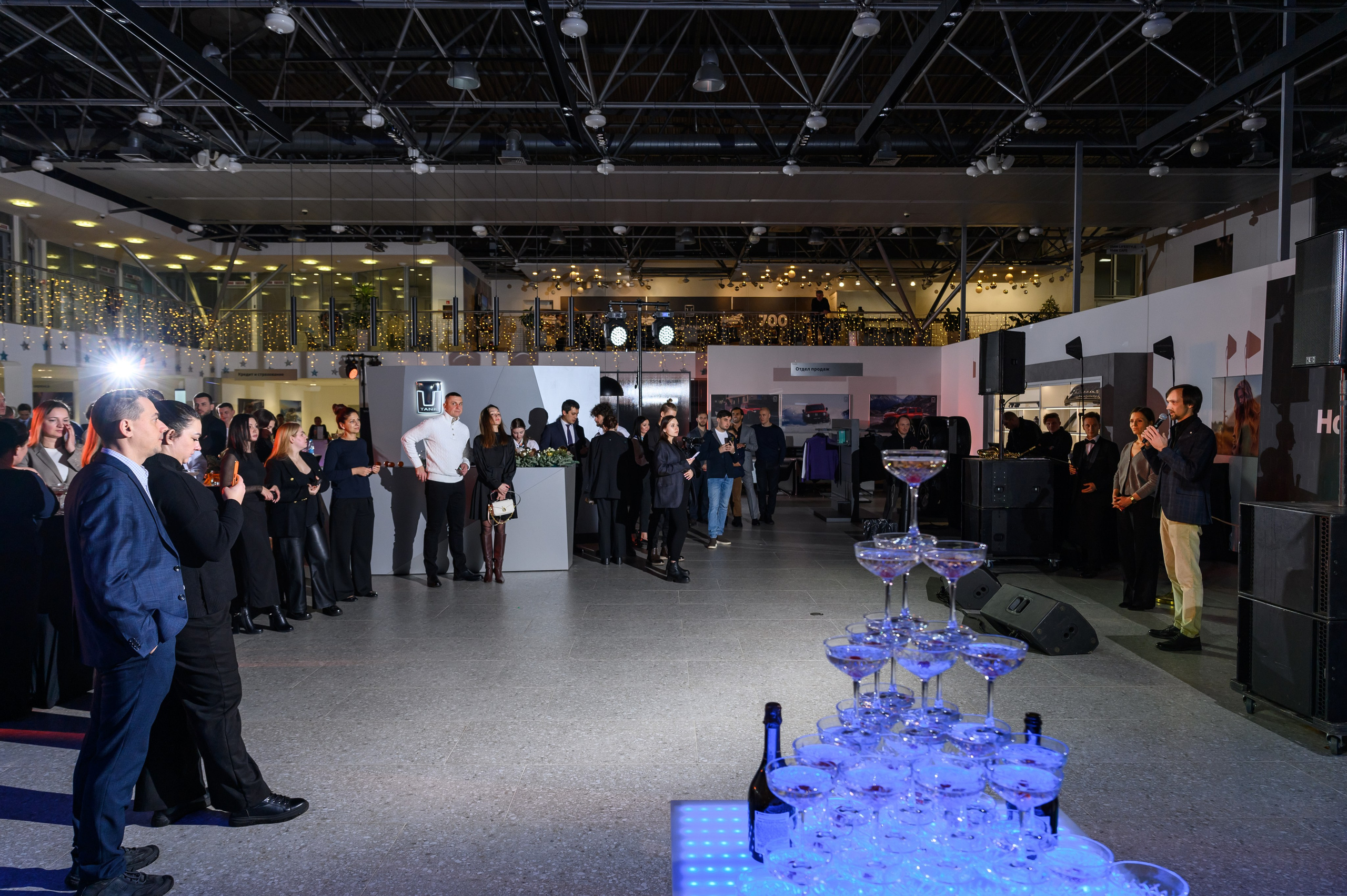 Автосалон Танк. Свадебный фотограф Москва Юрий Кульман