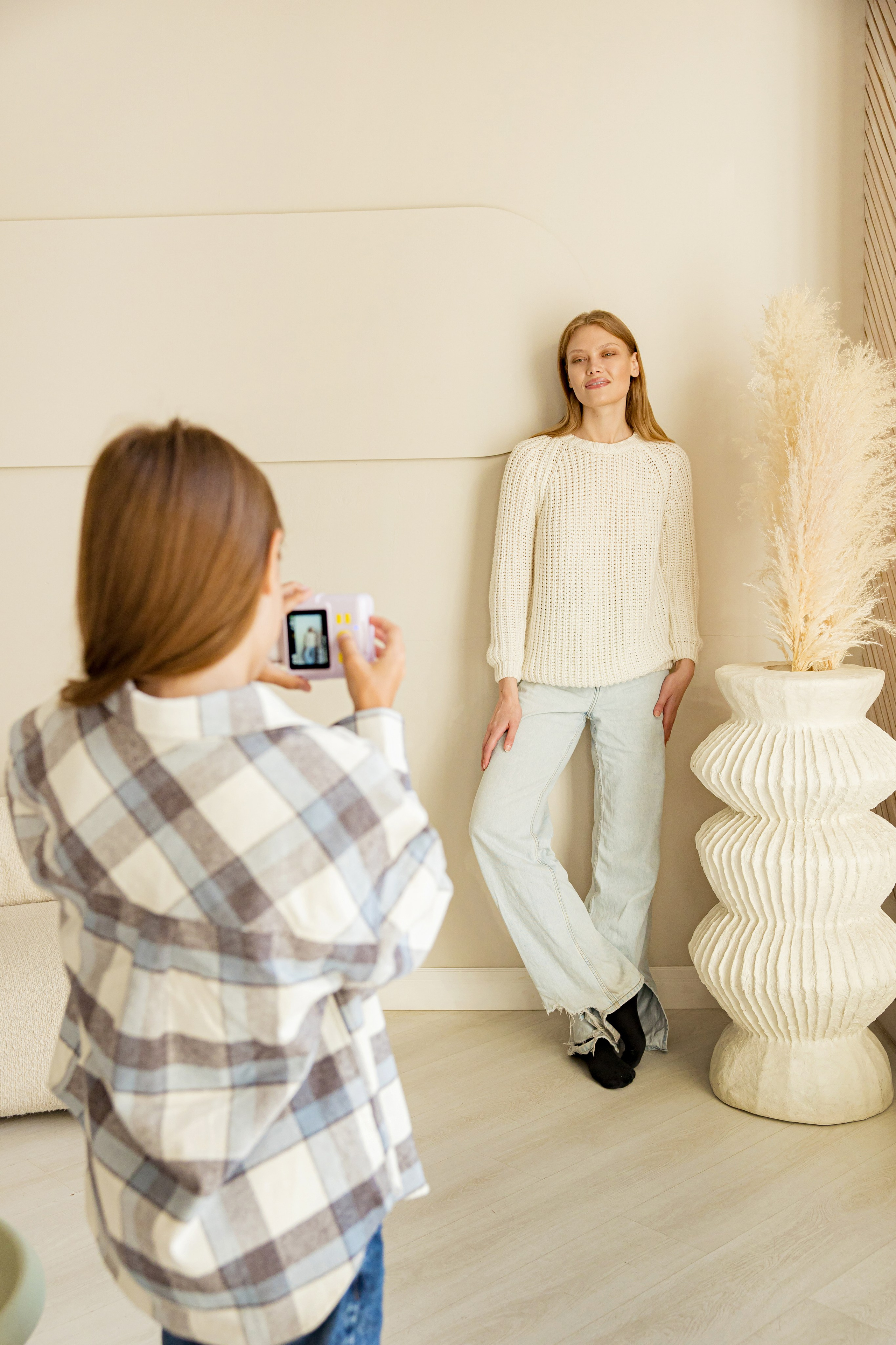 Девочка фотографирует на камеру моментальной печати