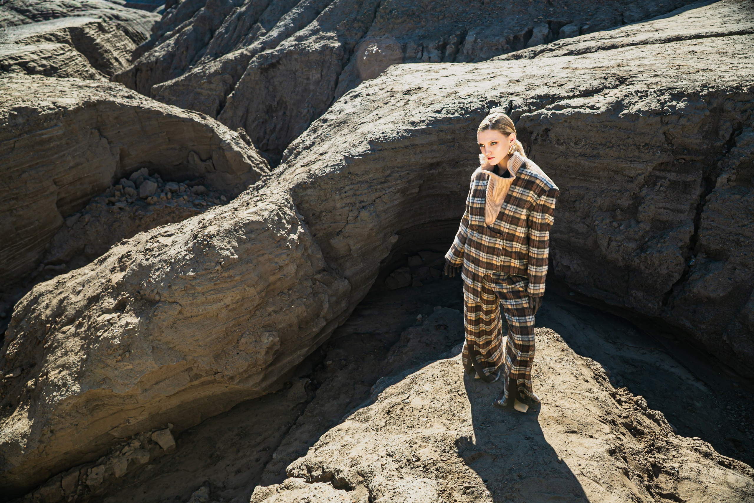 LOOKBOOK Autumn 2025 for AMUNESTIC. АННА ВЕРСО / ANNA VERSO | Визуальный художник / Visual artist