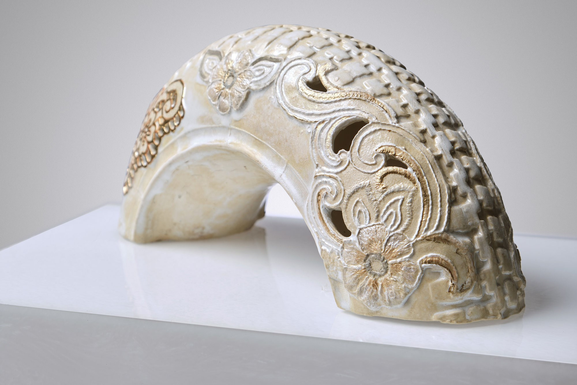 Профессиональная предметная фотосъёмка резного каменного артефакта на светлом фоне: макросъёмка фактуры, узоров и формы. Коммерческая каталожная съёмка предметов для брендов, музеев и частных коллекций.