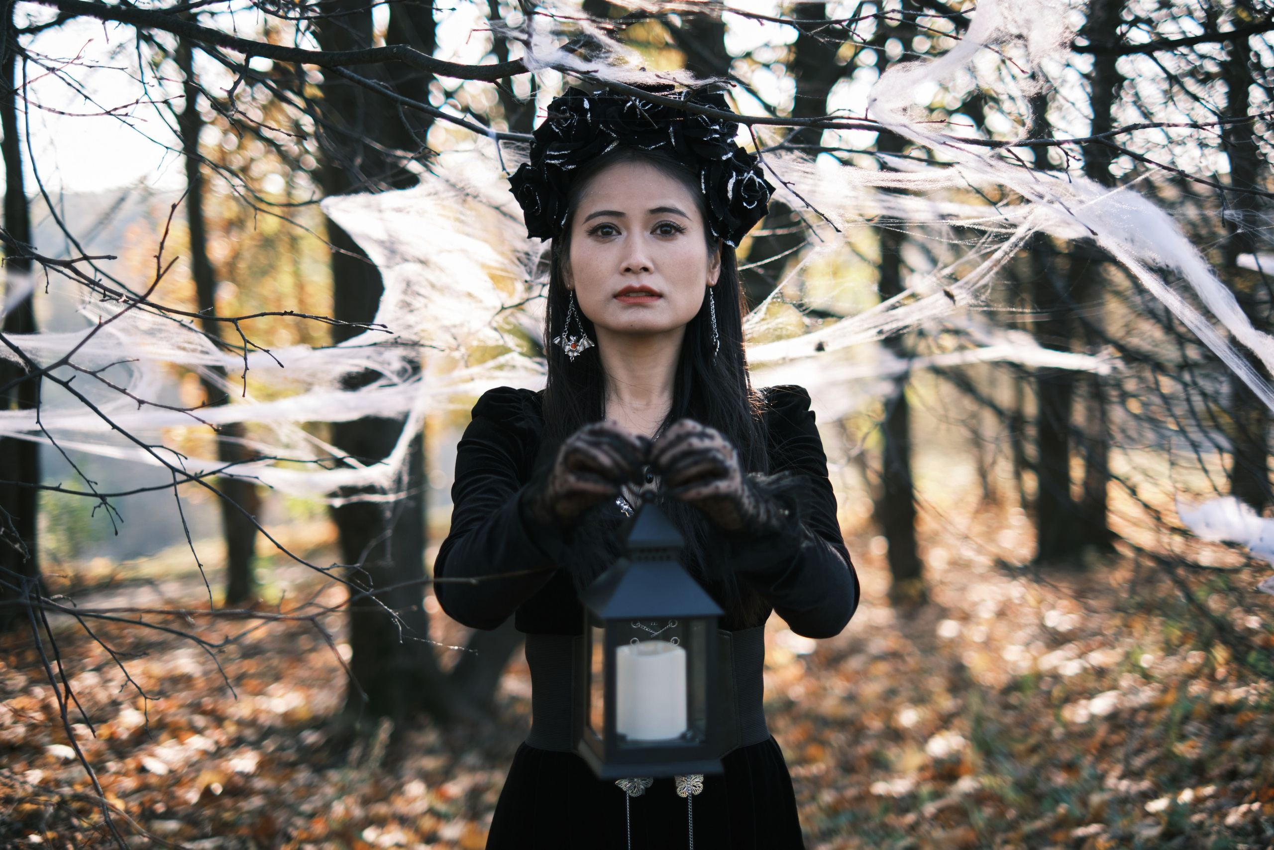 Девушка в готическом костюме пробирается сквозь паутину