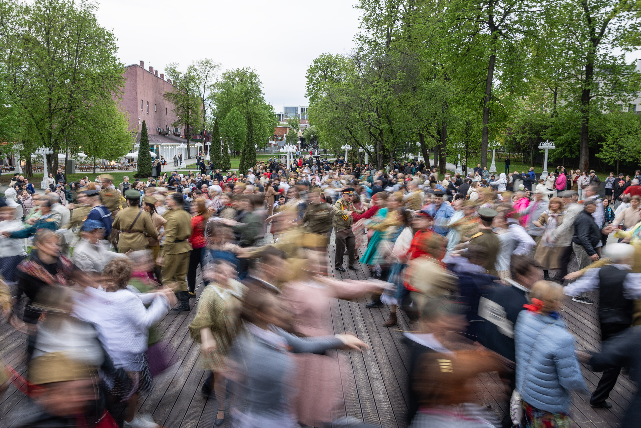 Бал Победы в саду Эрмитаж. Фотограф Сергей Ловкий